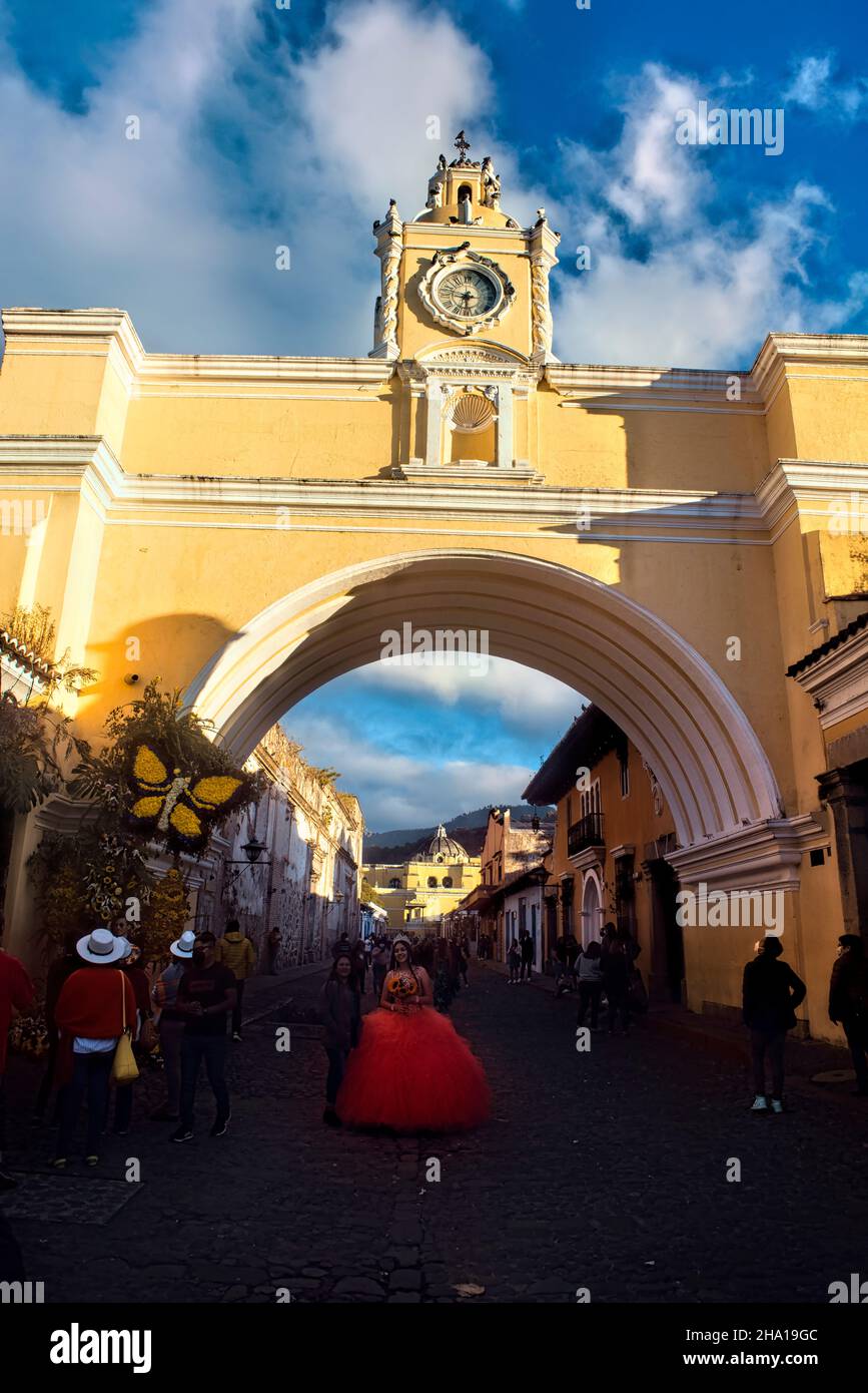 Mariage sous l'arche de Santa Catalina, Antigua, Guatemala Banque D'Images