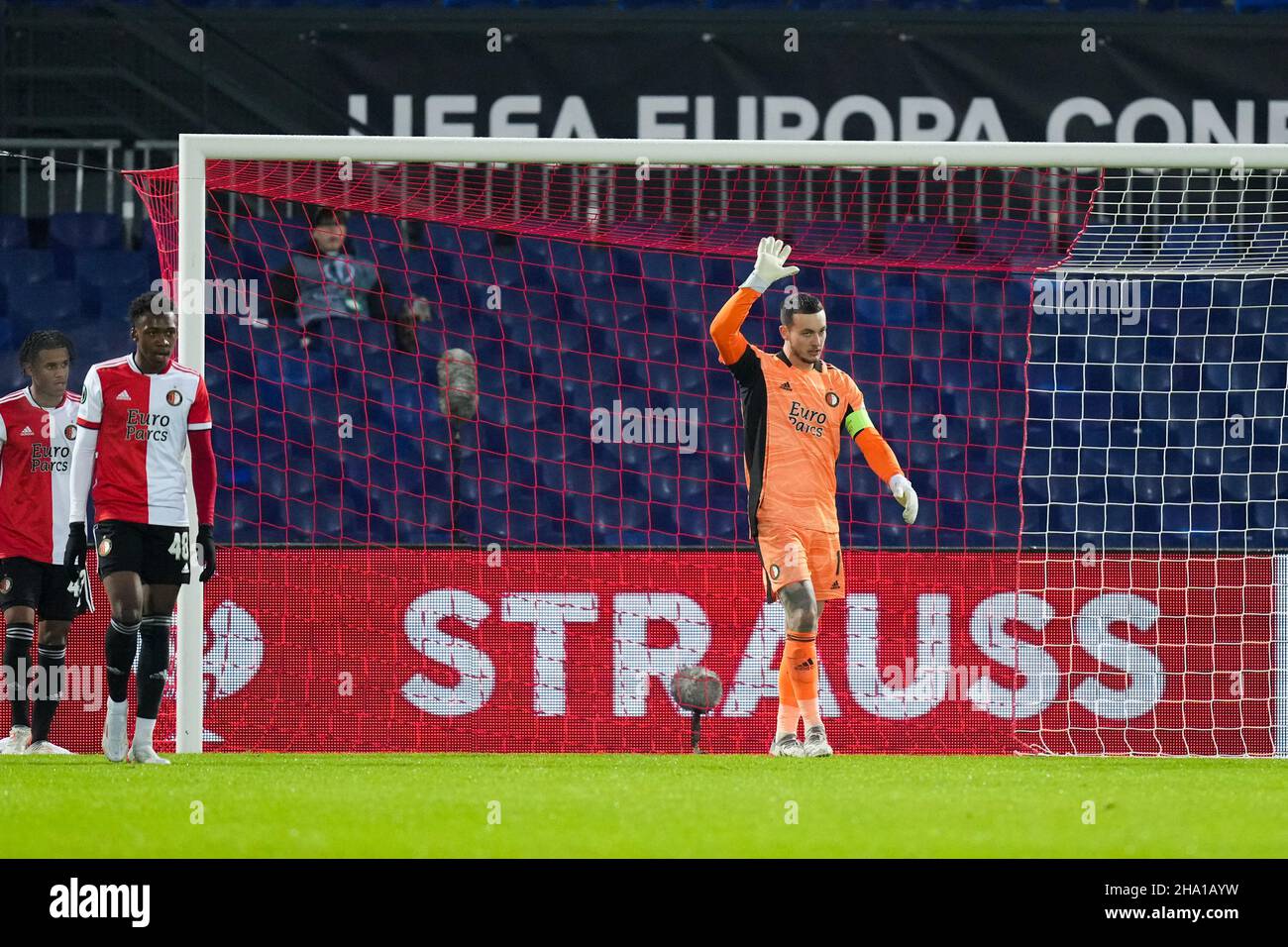 Rotterdam, pays-Bas.09th décembre 2021.ROTTERDAM, PAYS-BAS - DÉCEMBRE 9 : réaction du gardien de but Justin Bijlow de Feyenoord Rotterdam après l'objectif de DIN David de Maccabi Haifa lors du match de groupe de la Ligue des conférences de l'UEFA entre Feyenoord Rotterdam et Maccabi Haifa F.C. au Stadion Feijenoord de Kuip le 9 décembre 2021 à Rotterdam,Pays-Bas (photo par Yannick Verhoeven/Orange Pictures) crédit: Orange pics BV/Alay Live News Banque D'Images