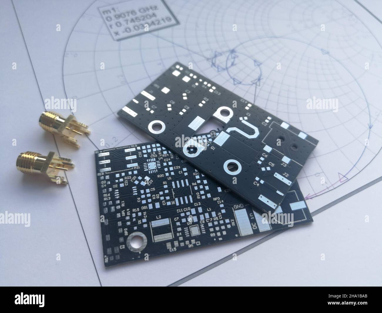 Fréquence radio, carte de circuit imprimé micro-ondes et graphique Smith avec correspondance d'impédance Banque D'Images