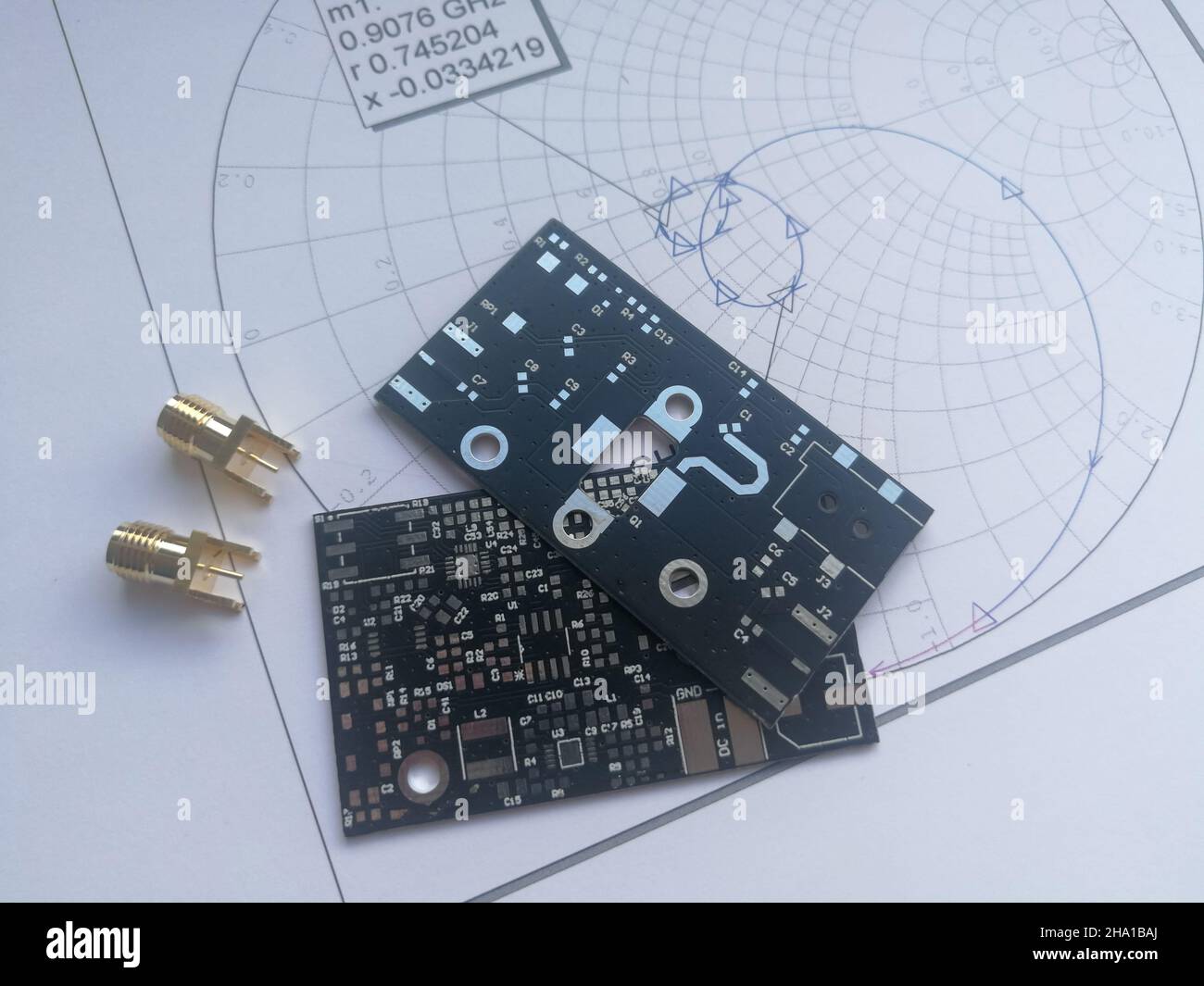 Fréquence radio, carte de circuit imprimé micro-ondes et graphique Smith avec correspondance d'impédance Banque D'Images