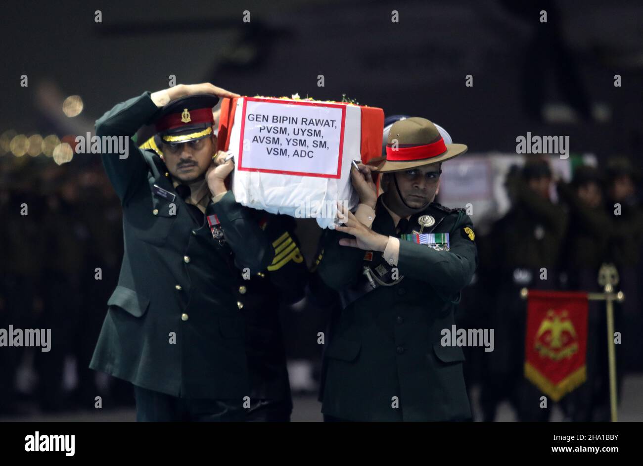 New Delhi, Inde.09th décembre 2021.Les officiers de l'armée indienne portent le cercueil contenant les restes mortels du Chef d'état-major de la Défense (CEMD) général Bipin Rawin,Sa femme Madhulika Rawat et 11 membres des Forces armées qui ont perdu la vie dans un accident d'hélicoptère militaire mi-17V5 de l'Armée de l'Air indienne (IAF), il y a un jour, dans la région de Coonoor, Tamil Nadu, lors d'une cérémonie d'hommage à la base aérienne de Palam à New Delhi.Crédit : SOPA Images Limited/Alamy Live News Banque D'Images