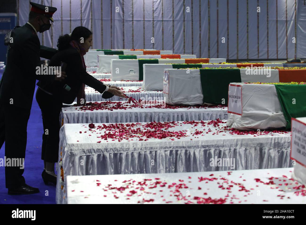 New Delhi, Inde.09th décembre 2021.Un membre de sa famille rend hommage à côté du cercueil du Brigadier LS Lidder qui a perdu la vie dans un accident d'hélicoptère militaire mi-17V5 de l'Armée de l'Air indienne (IAF), il y a un jour, dans la région de Coonoor Tamil Nadu, lors d'une cérémonie d'hommage à la station de base aérienne de Palam à New Delhi.(Photo par Naveen Sharma/SOPA Images/Sipa USA) crédit: SIPA USA/Alay Live News Banque D'Images