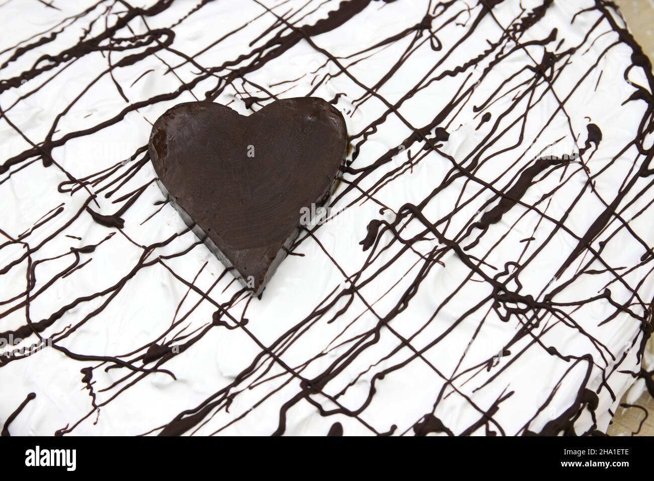 Vue d'en haut d'un gâteau décoré d'un coeur de chocolat et de meringue Banque D'Images