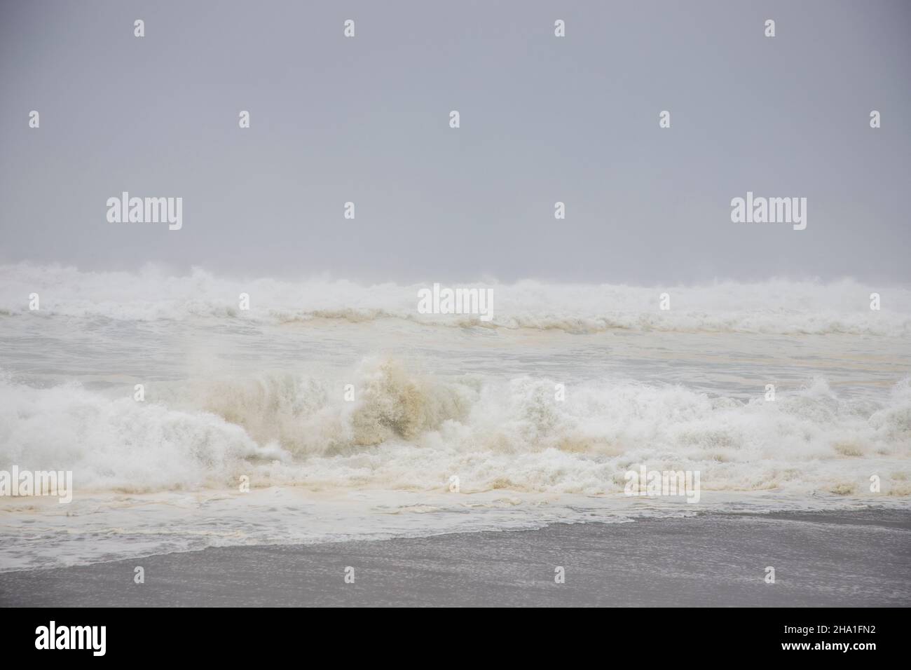 Les vagues sur la côte du Pacifique ont déferle après qu'un « cyclone de la bombe » a explosé dans la région en octobre 2021. Banque D'Images