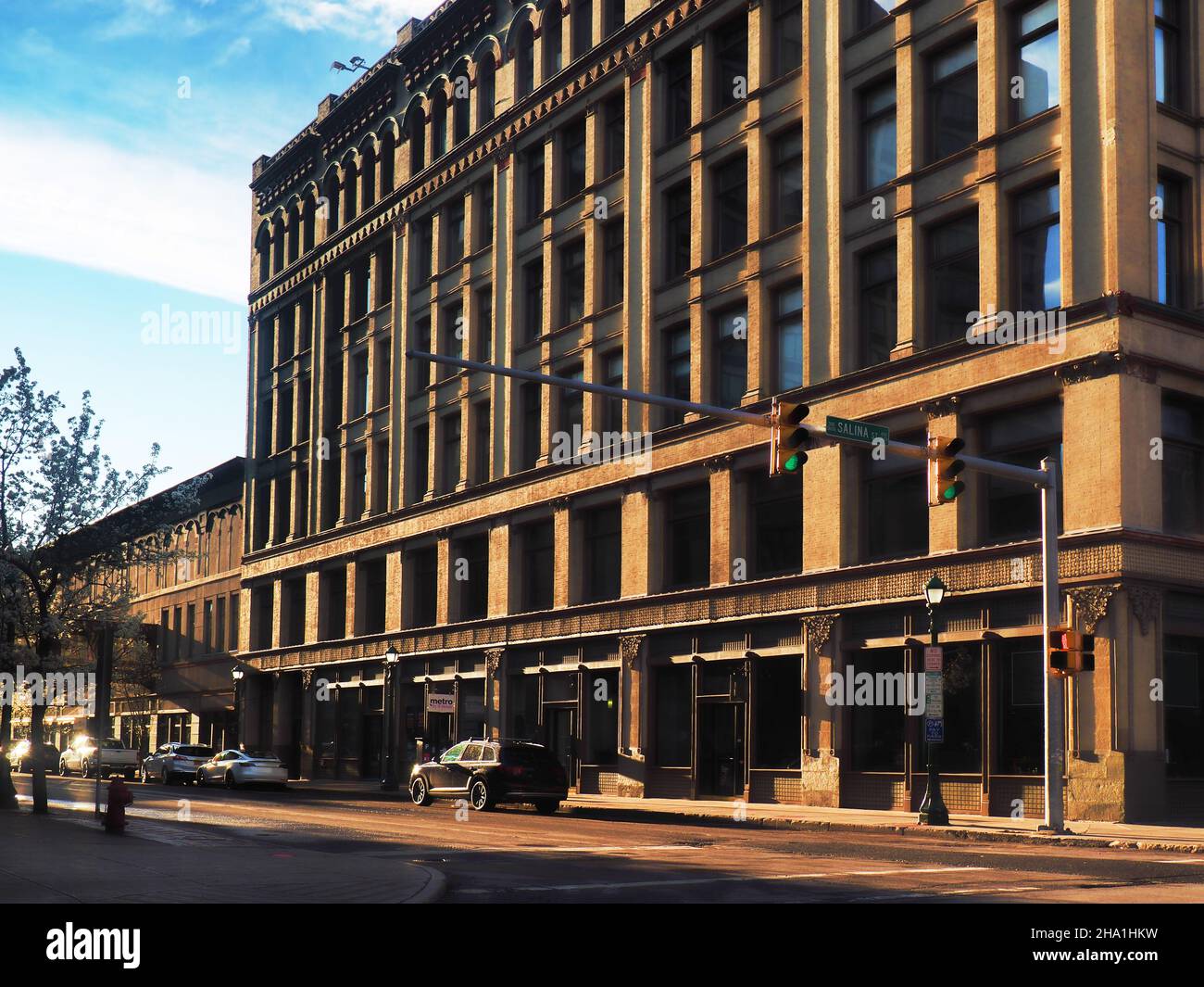 Syracuse, New York, États-Unis.4 décembre 2021.Vue sur la rue Salina dans le centre-ville de Syracuse le week-end matin en automne Banque D'Images