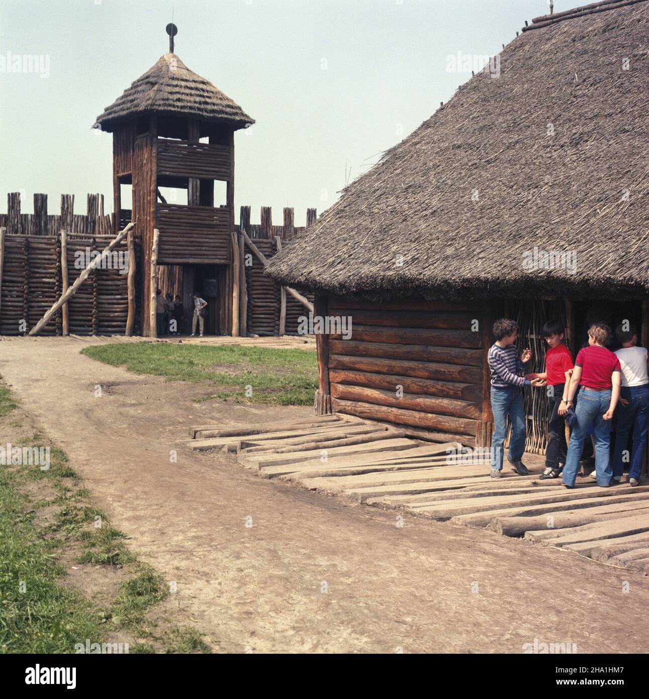 Biskupin 06.1985.Drewniana osada obronna kultury ³u¿yckiej z prze³omu epoki br¹zu i ¿elaza nad Jeziorem Biskupiñskim.NZ. Zrekontruowany gród, W tle brama obronna. wb PAP/Tomasz Pra¿mowski Dok³adny dzieñ wydarzenia nieustalony.Biskupin, juin 1985.La reconstruction de Biskupin, une colonie de bois de l'âge du bronze tardif sur le lac Biskupin attribuée à la culture lusitanienne.Photo : une porte fortifiée. wb PAP/Tomasz Prazmowski jour d'événement inconnu Banque D'Images