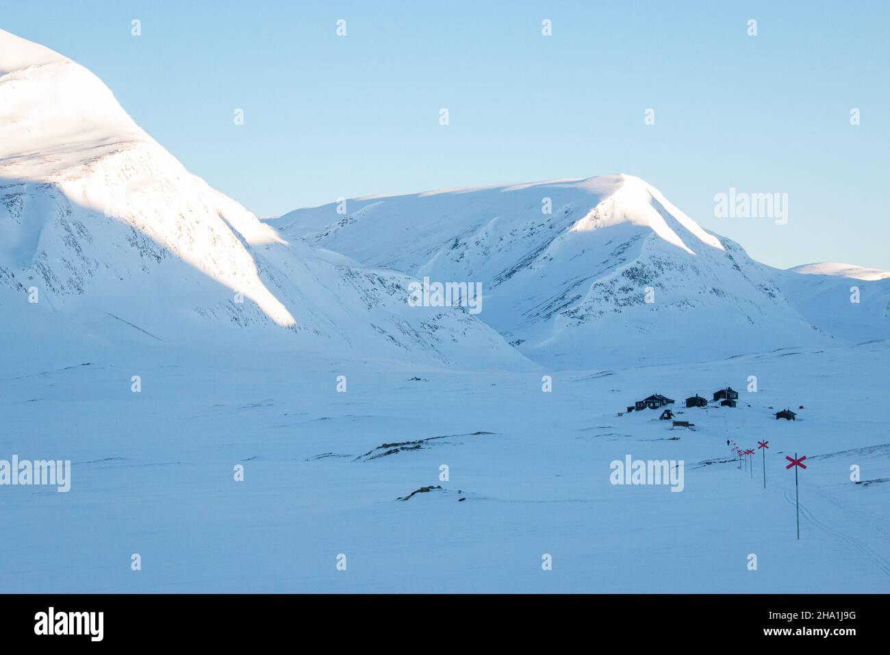 Salka s'hute le long de la piste de Kungsleden dans la neige pendant la saison d'hiver, avril 2021, Laponie, Suède Banque D'Images