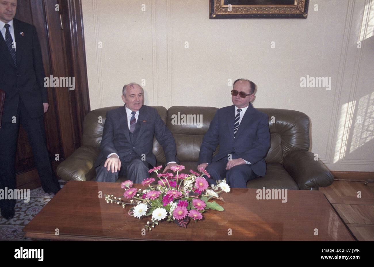 Varsovie 27.04.1985.Potkanie przywódców pañstw-stron Uk³adu Warszawskiego, na którym przed³u¿ono wa¿noœæ Uk³adu o PrzyjaŸni Wspó³pracy i pomocy Wzajemnej o 20 lat.NZ. Sekretarz generalny Komitetu Centralnego Komunistycznej Partii Zwi¹zku Radzieckiego Michai³ Gorbaczow (L) i sekretarz KC PZPR gen.Wojciech Jaruzelski (P) podczas spotkania W siedzibie KC PZPR. ka PAP/Grzegorz RogiñskiVarsovie, le 27 avril 1985.Les dirigeants des États membres du Pacte de Varsovie se sont réunis pour prolonger de 20 ans le Traité d'amitié, de coopération et d'assistance mutuelle.Photo : Secrétaire général du COM central Banque D'Images