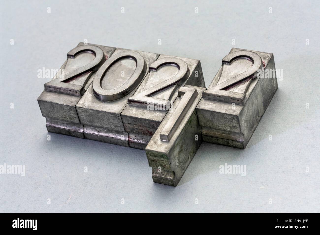 Typographie de 2022 et 2001 ans - nombre résumé en type de papier de typographie grunge face au papier texturé, Nouveau et vieux concept d'années Banque D'Images