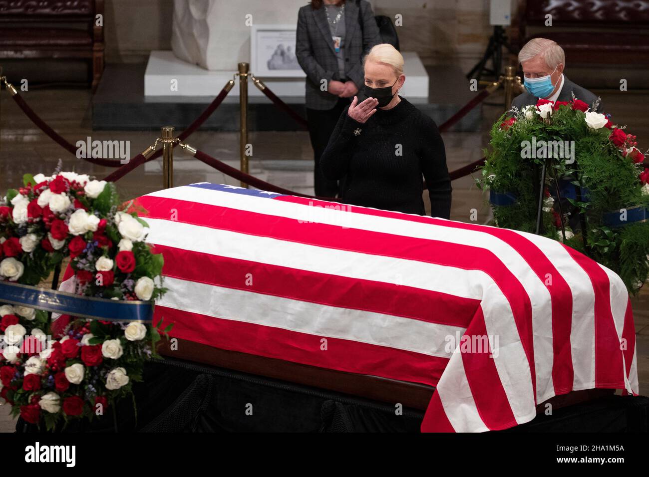 Washington, DC, États-Unis.09th décembre 2021.Cindy McCain (L), veuve du regretté sénateur républicain de l'Arizona John McCain,Et le sénateur des États-Unis Lindsey Graham (républicain de Caroline du Sud), (R) rend hommage devant le dossier de l'ancien sénateur républicain du Kansas Bob Dole alors qu'il réside dans l'État à la suite d'une cérémonie à la rotonde du Capitole des États-Unis à Washington, DC, États-Unis, le 09 décembre 2021.Dole meurt le 05 décembre à l'âge de 98 ans.Crédit : Michael Reynolds/Pool via CNP/dpa/Alay Live News Banque D'Images