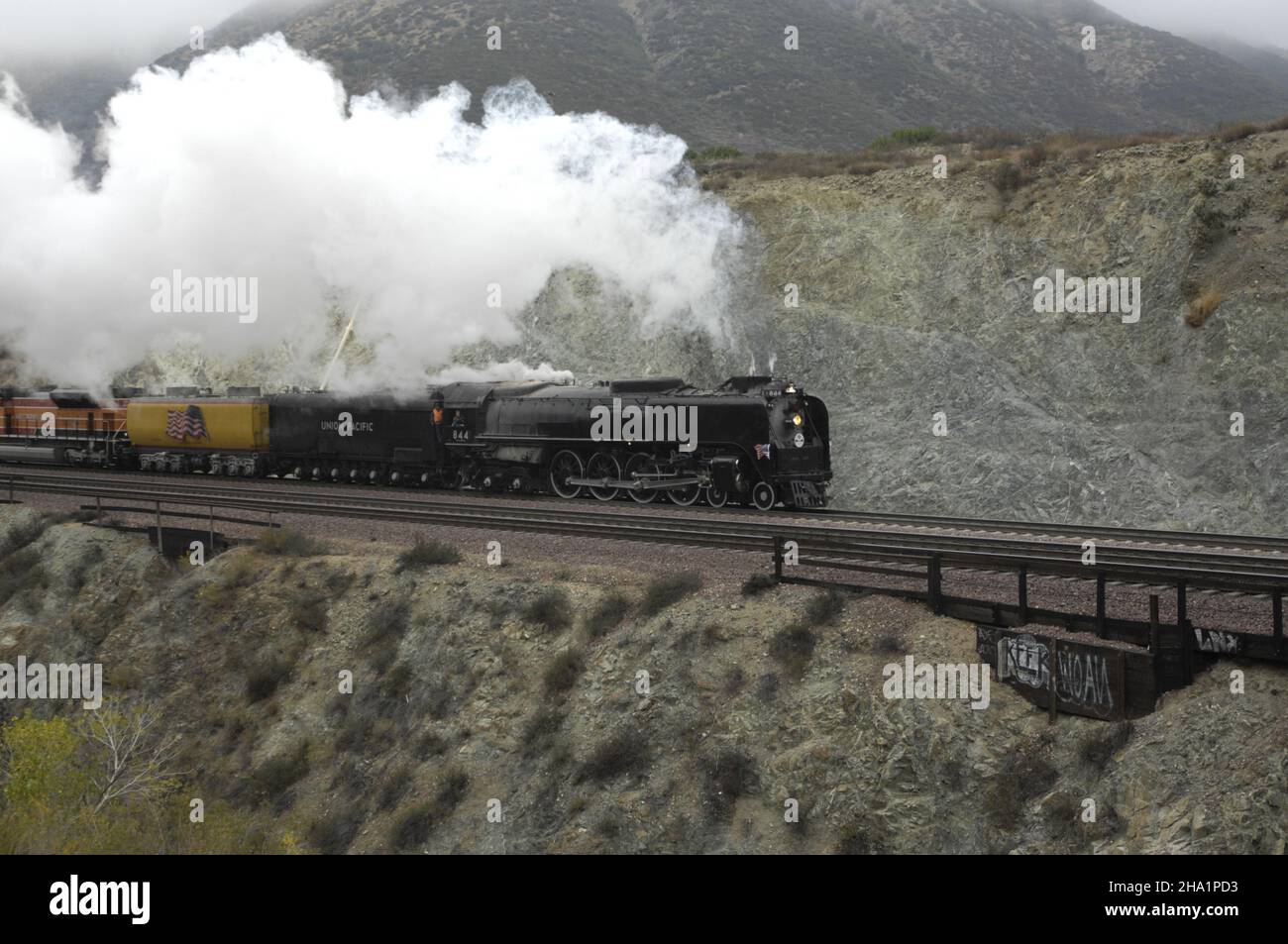 Union Pacific 844 tire vers le haut Cajon Pass à Blue Cut à San Bernardino, Californie après avoir traversé Devore. Banque D'Images