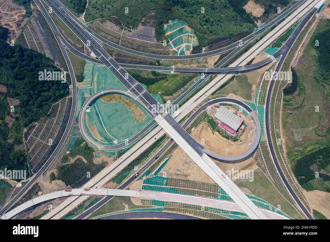 LIUZHOU, CHINE - 1 MAI 2021 - photo aérienne prise en mai.1, 2021 montre une section d'autoroute de Guilin à Liucheng dans le comté de Yongfu de la ville de Guilin, Banque D'Images