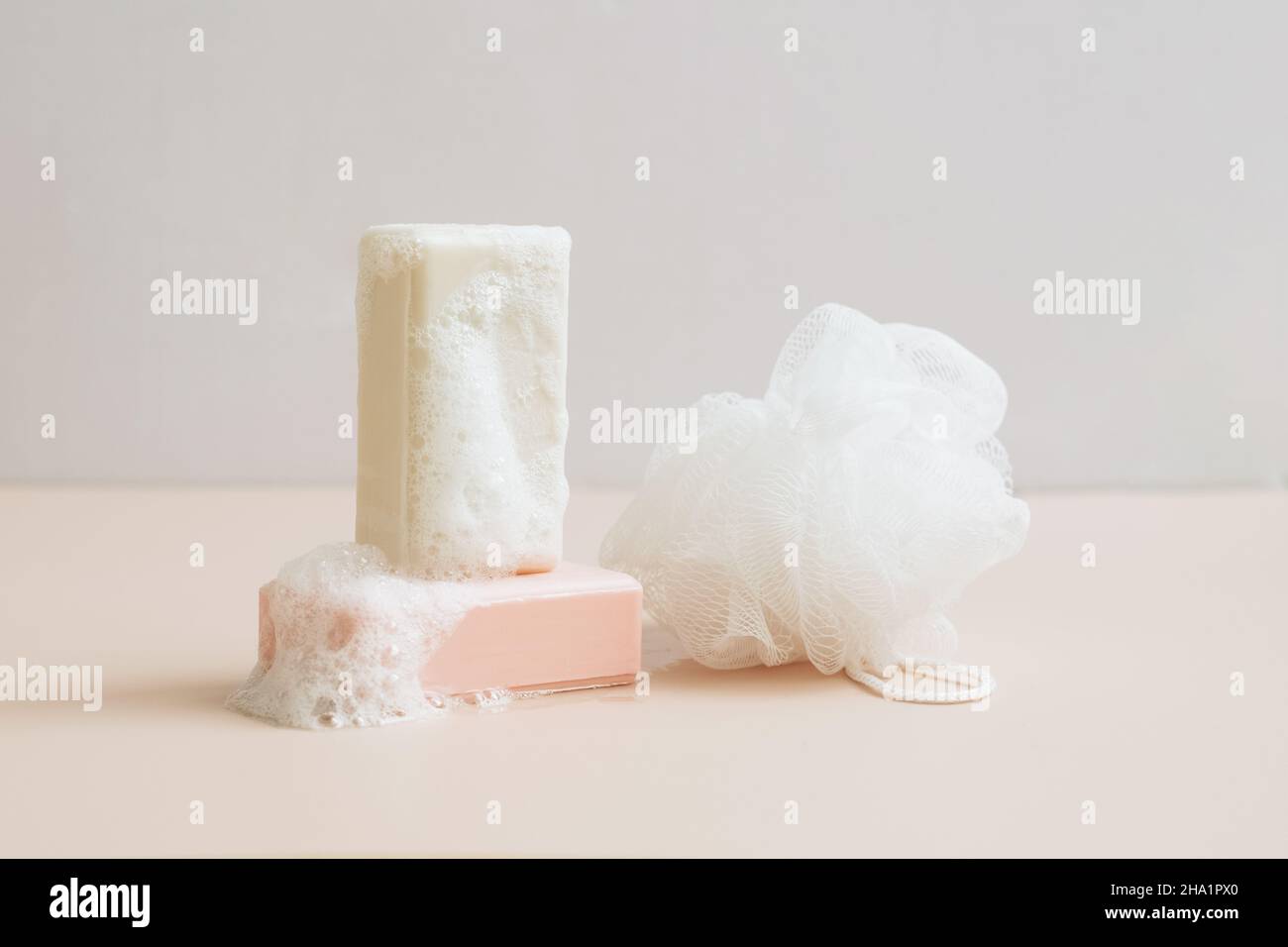 Savon naturel biologique fait main avec de grandes bulles mousse de mousse de savon de fond pastel.Concept d'utilisation des produits naturels Banque D'Images