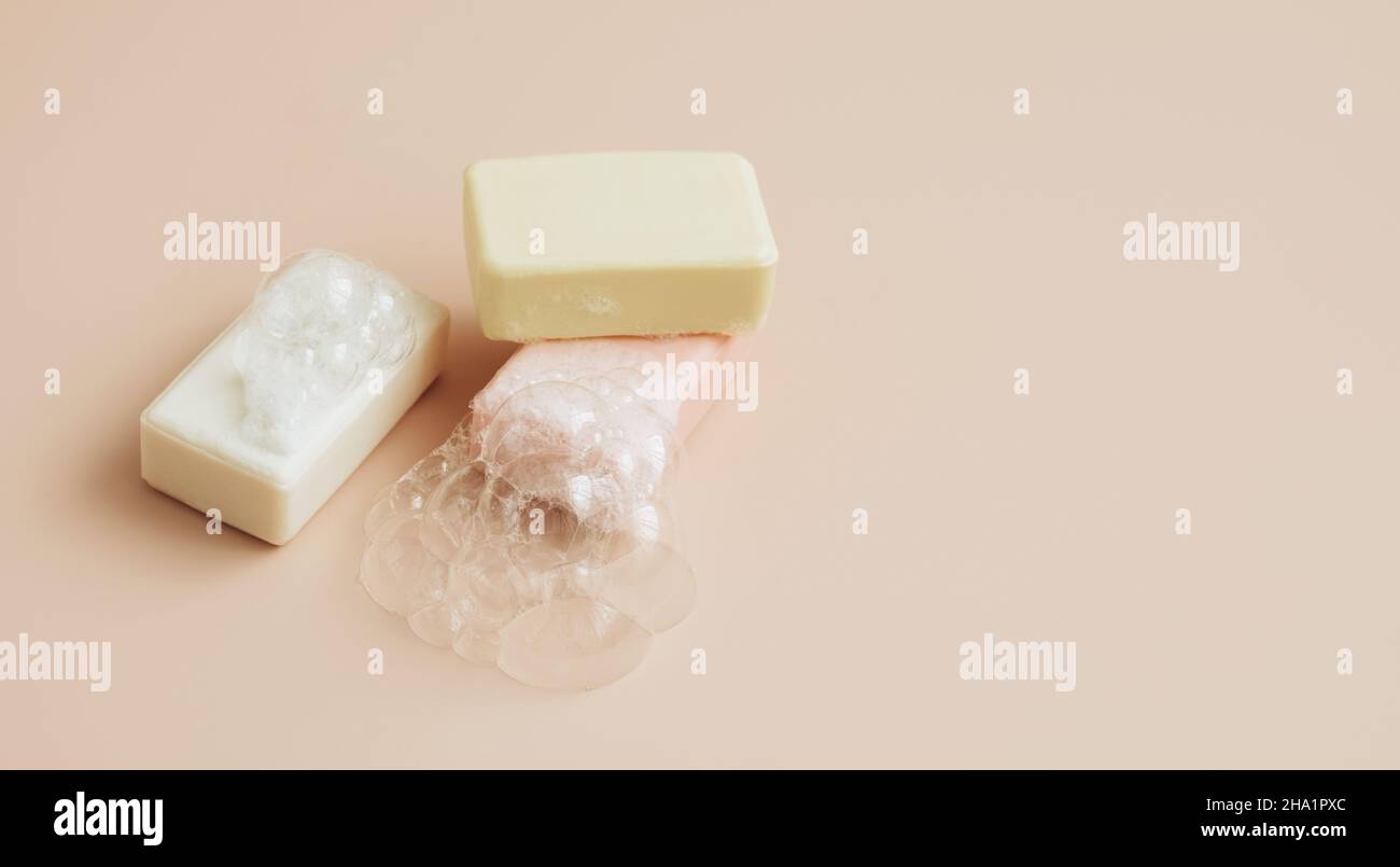 Savon naturel bio fait à la main avec de grandes bulles de mousse sur fond pastel.Santé beauté produits naturels concept. Banque D'Images