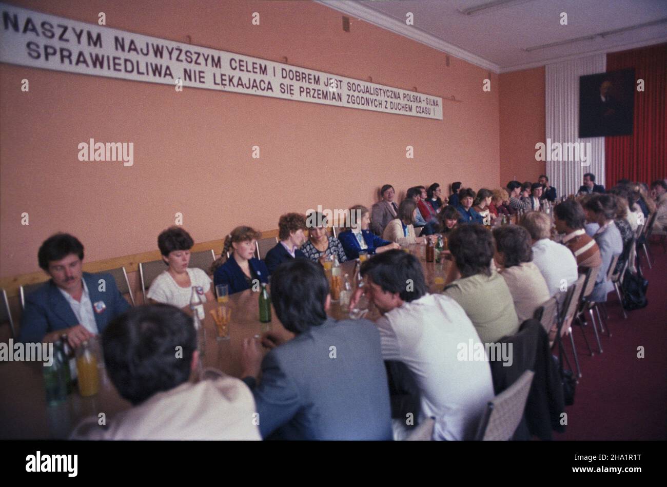 Polska 08.1984.III DNI PrzyjaŸni Polskiej Rzeczpospolitej Ludowej i Zwi¹zku Socjalistycznych Republik Radzieckitch.ZN. Spotkanie degalacji Komunistycznego Zwi¹zku M³odzie¿y (komsomo³u) z ZSRR z przedstawicielami Zwi¹zku Socjalistycznej M³odzie¿y Polskiej (ZSMP). Js PAP/Jerzy Ochoñski Dok³adny dzieñ wydarzenia nieustalony.Pologne août 1984.La troisième journée de l'amitié de la République populaire polonaise et de l'Union des Républiques socialistes soviétiques (komsomol).Une délégation de l'Union des jeunes communistes de l'URSS rencontre des représentants de l'Union des jeunes socialistes polonais (ZSMP). Js PAP/Jerzy Ochonski Banque D'Images