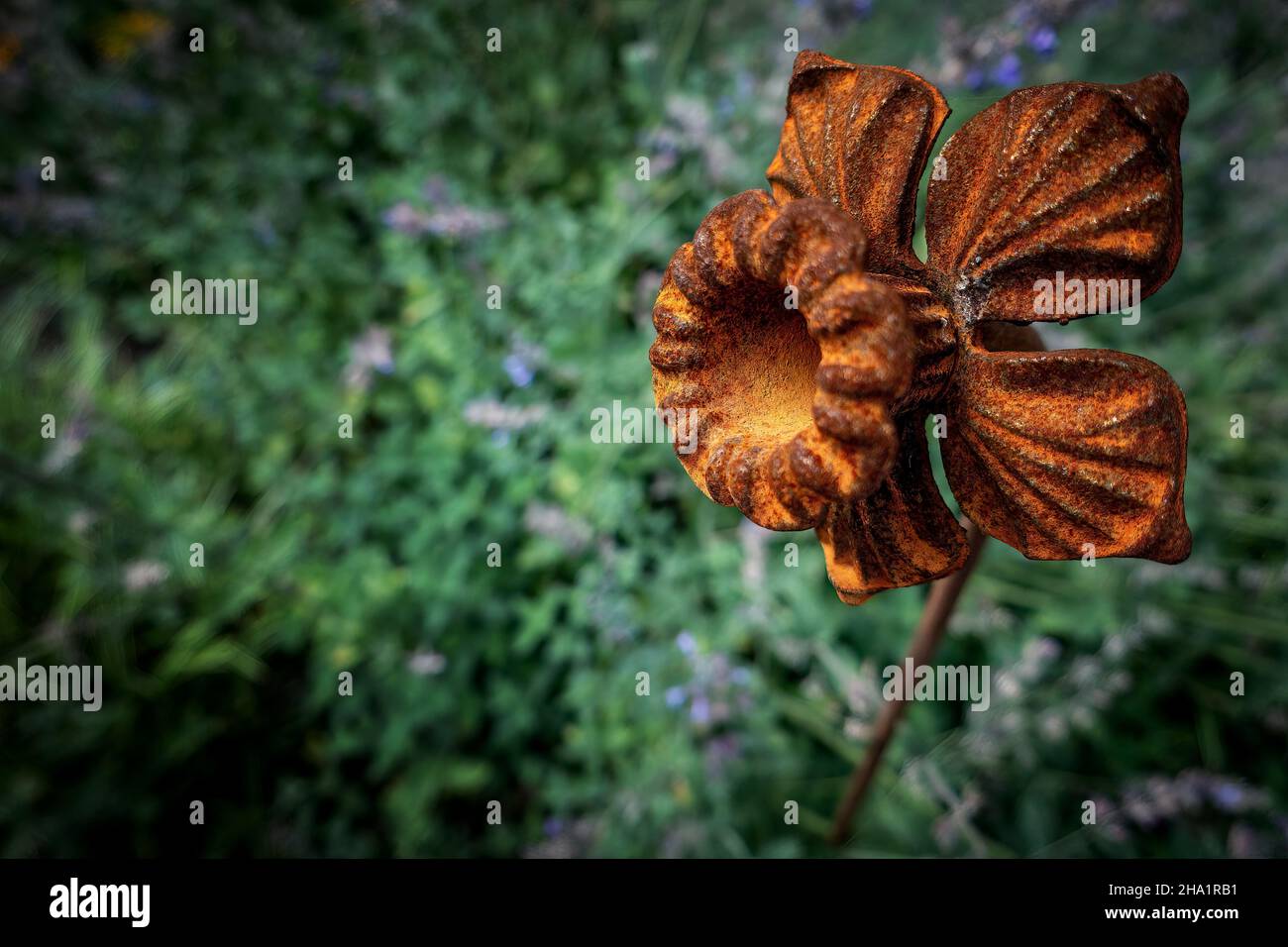 Sculpture de fleurs métalliques dans un jardin Banque D'Images