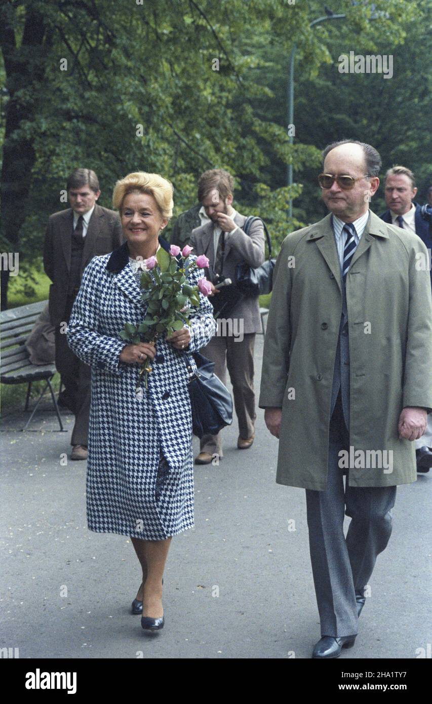 Varsovie 17.06.1984.Wybory do rad narodowych, terenowych organów w³adzy pañstwowej W PRL.NZ.Je sekretarz KC PZPR Wojciech Jaruzelski i jego ¿ona Barbara g³osowali W lokalu wyborczym W Królikarni-Muzeum Xawerego Dunikowskiego. Js PAP/Grzegorz RogiñskiVarsovie, Pologne, 17 juin 1984.Premier secrétaire du Comité central du Parti ouvrier Uni polonais Wojciech Jaruzelski (2-R) et son épouse Barbara (2-L) à un bureau de vote du Musée de sculpture de Xawery Dunikowski au Palais Krolikarnia lors des élections aux conseils populaires à Varsovie.PAP/GRZEGORZ ROGINSKI Banque D'Images