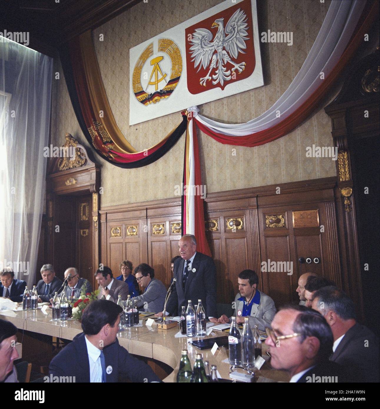 Szczecin 06.1984.Drugie DNI PrzyjaŸni M³odzie¿y Polski i Niemieckiej Republiki Demokratycznej, zorganizowane przez Chor¹giew Zachodniopomorsk¹ ZHP (Zwi¹zek Harcerstwa Polskiego) odby³y siê W dniach 22-24.06.NZ. Konferencja, m.in. cz³onek Komitetu Centralnego PZPR Tadeusz Porêbski (2L), marsza³ek Sejmu PRL Stanis³aw Gucwa (stoi). Js PAP/Grzegorz Rogiñski Dok³adny dzieñ wydarzenia nieustalony.Szczecin, juin 1984.Szczecin, juin 1984.Les 2ème Journées de l'amitié de la jeunesse Pologne-République démocratique allemande organisées par la branche de Poméranie occidentale de l'Union polonaise Pathfinder (du 22 au 24 juin). Banque D'Images