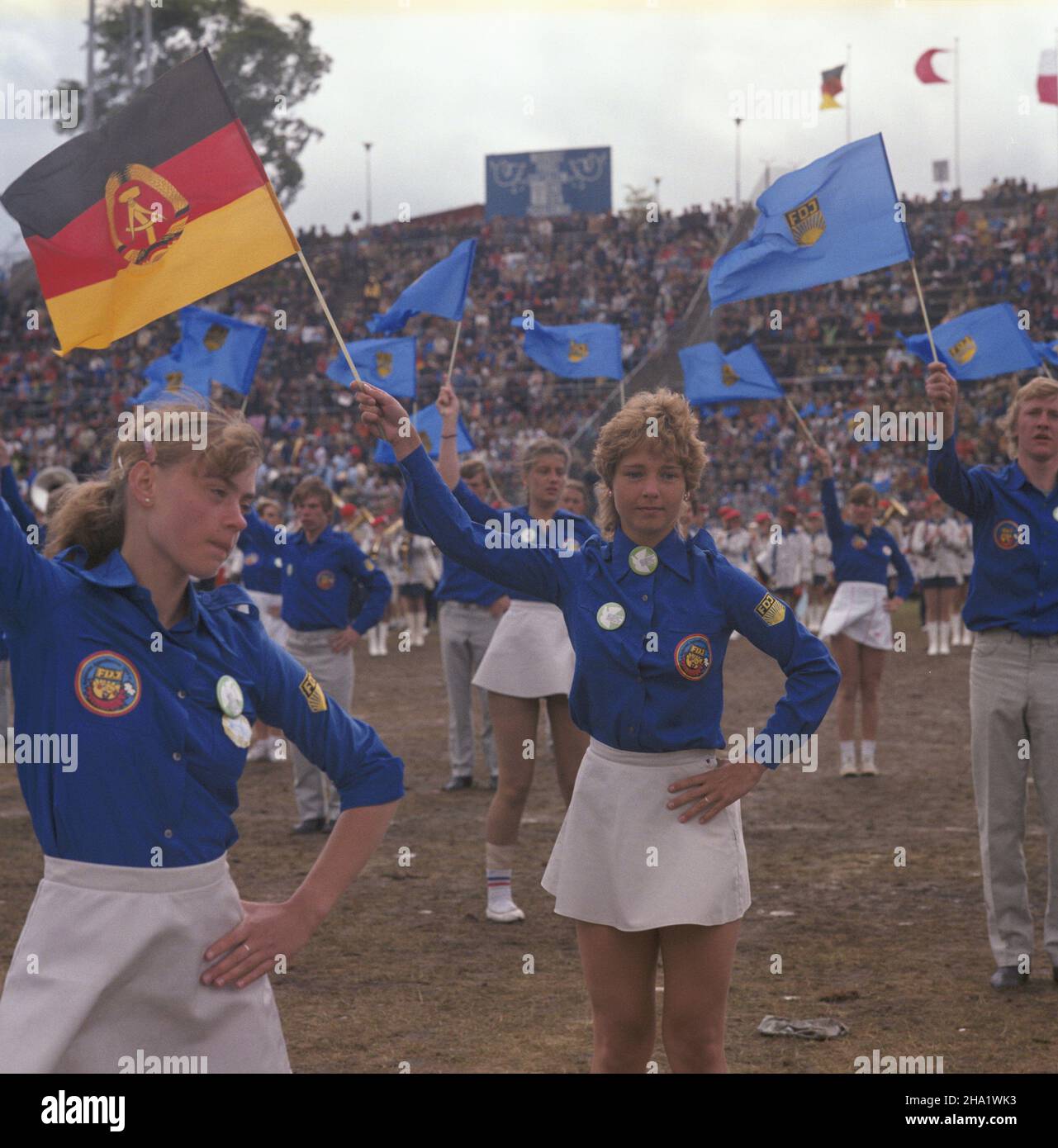 Szczecin 06.1984.Drugie DNI PrzyjaŸni M³odzie¿y Polski i Niemieckiej Republiki Demokratycznej, zorganizowane przez Chor¹giew Zachodniopomorsk¹ ZHP (Zwi¹zek Harcerstwa Polskiego) odby³y siê W dniach 22-24.06.NZ. Wystêpy artystyczne na Stadionie im.Floriana Krygiera. Js PAP/Grzegorz Rogiñski Dok³adny dzieñ wydarzenia nieustalony.Szczecin, juin 1984.Les 2ème Journées de l'amitié de la jeunesse Pologne-République démocratique allemande organisées par la branche de Poméranie occidentale de l'Union polonaise Pathfinder (du 22 au 24 juin).Photo : festivités au stade Florian Krygier. Js PAP/Grzegorz Roginski Even Banque D'Images