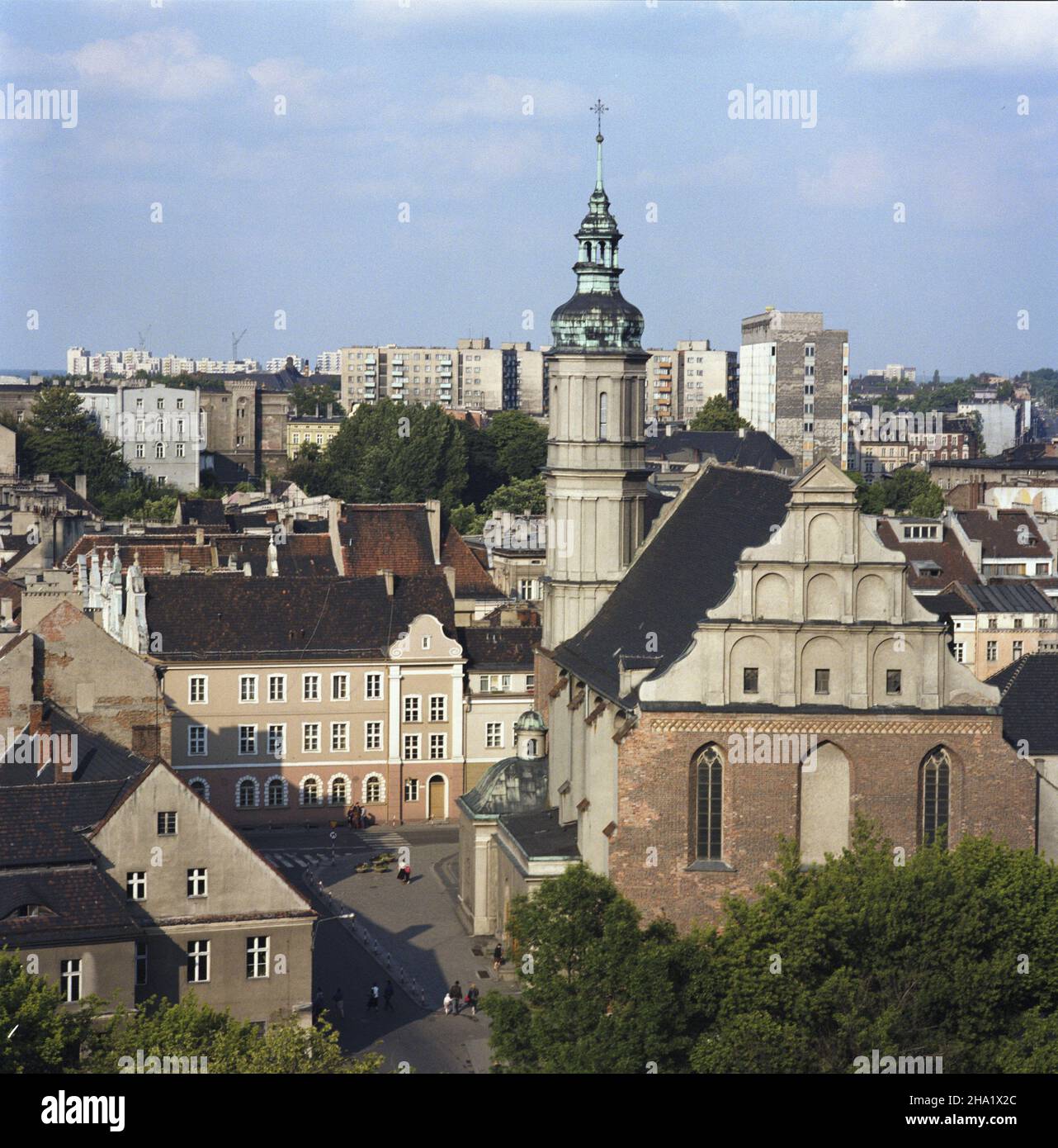 Opole 06.1984.Widok na Stare Miasto z wie¿y Piastowskiej.NZ. Klasztor Franciszkanów i koœció³ Œwiêtej Trójcy. Js PAP/Wojciech Kryñski Dok³adny dzieñ wydarzenia nieustalony.Opole, juin 1984.Vue sur la vieille ville depuis la tour Piastowska.Photo : le monastère franciscain et l'église de la Sainte Trinité. Js PAP/Wojciech Krynski jour de l'événement inconnu Banque D'Images