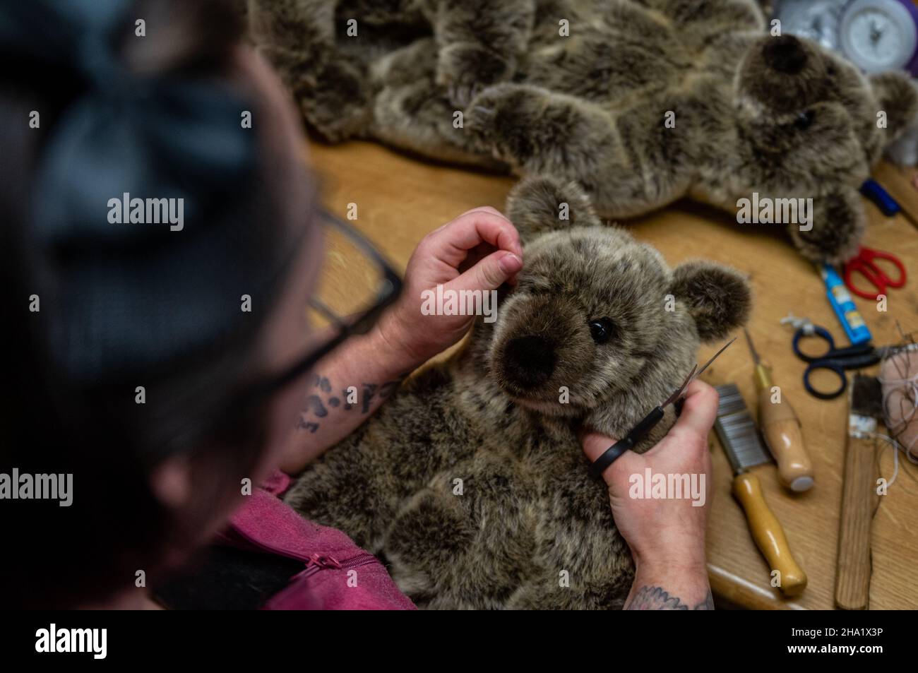 03 décembre 2021, Saxe-Anhalt, Bad Kösen: Les ours en peluche sont  fabriqués à Bad Kösener Spielzeug Manufaktur GmbH.Les goulets  d'étranglement et les pénuries de personnel posent des problèmes à  l'entreprise pendant la