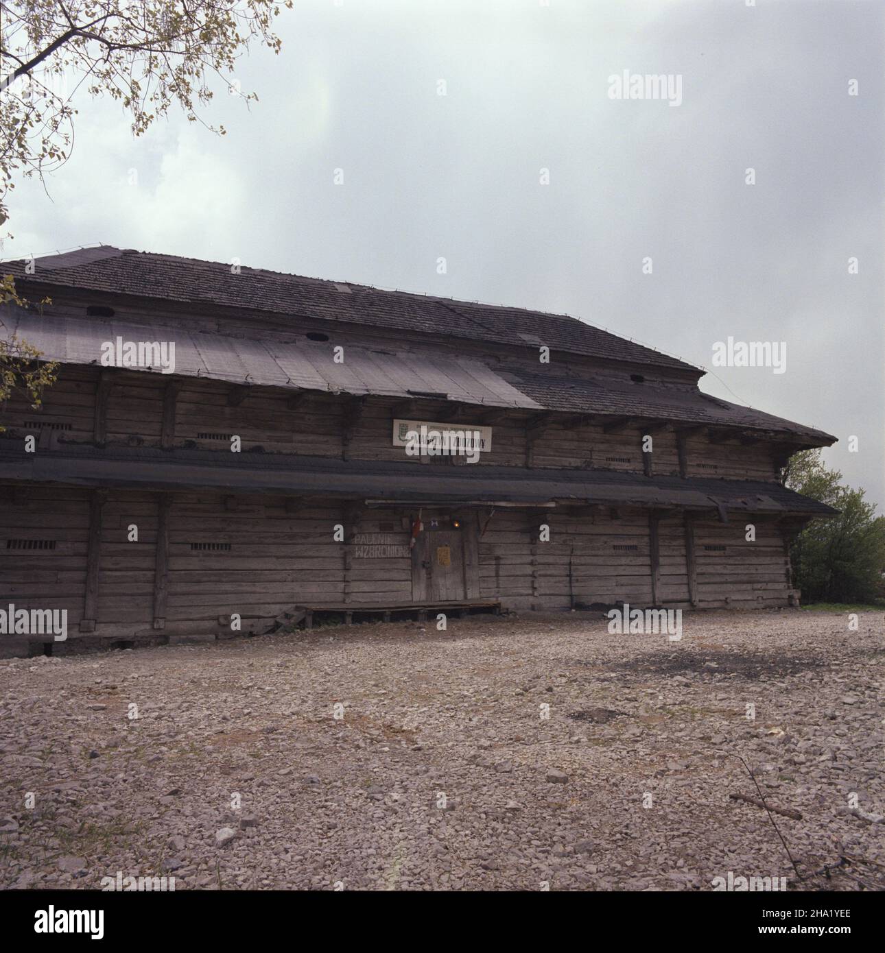 Rogów 05,1984.Magazyn zbo¿owy Gminnej Spó³dzielni Samopomoc Ch³opska W zabytkowym drewnianym spichlerzu dworskim z XVIII w. js PAP/Wojciech Kryñski Dok³adny dzieñ wydarzenia nieustalony.Rogow Mai 1984.Entrepôt de céréales de Self-Help commune Coopérative dans le manoir historique en bois granary du 18th siècle. Js PAP/Wojciech Krynski Date de l'événement inconnue. Banque D'Images