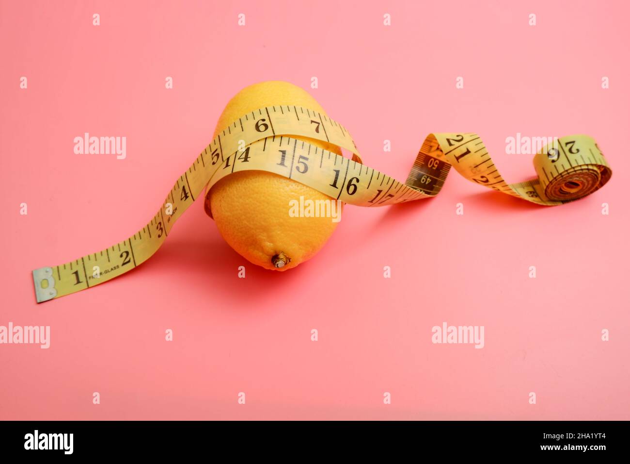 Le mètre du tailleur est enveloppé autour d'un Lemon.le concept de saine alimentation.le concept de contrôle du poids. Banque D'Images