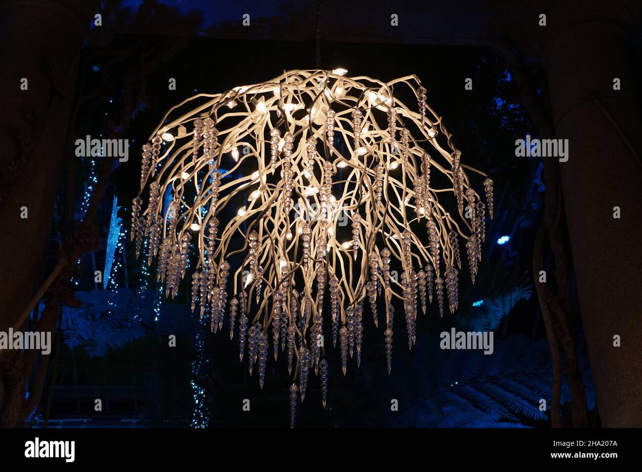 Magnifique lustre fait de bois de cerf décoré de cristal Photo Stock - Alamy