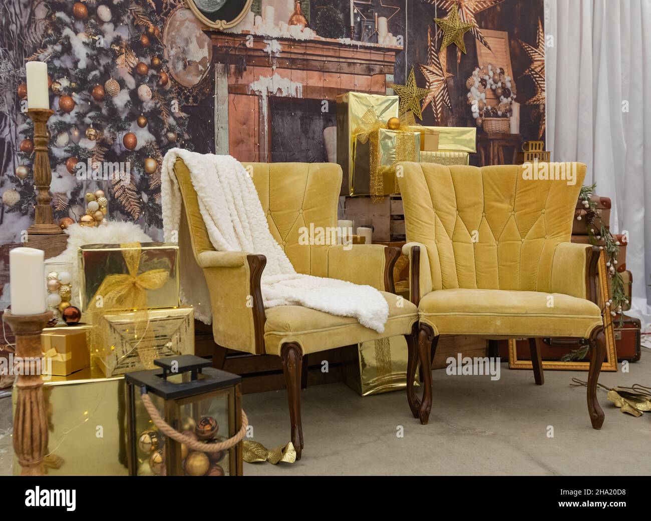 Noël intérieur maison de séjour.Chambre décorée avec des décorations de noël, des chaises jaunes et des cadeaux Banque D'Images