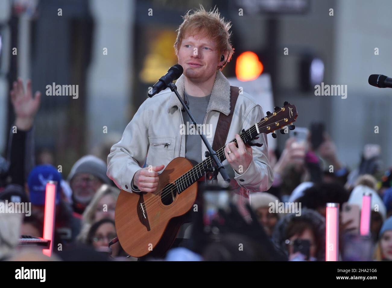 Ed Sheeran se produit sur le « Today » de NBC au Rockefeller Plaza le 09 décembre 2021 à New York. Banque D'Images