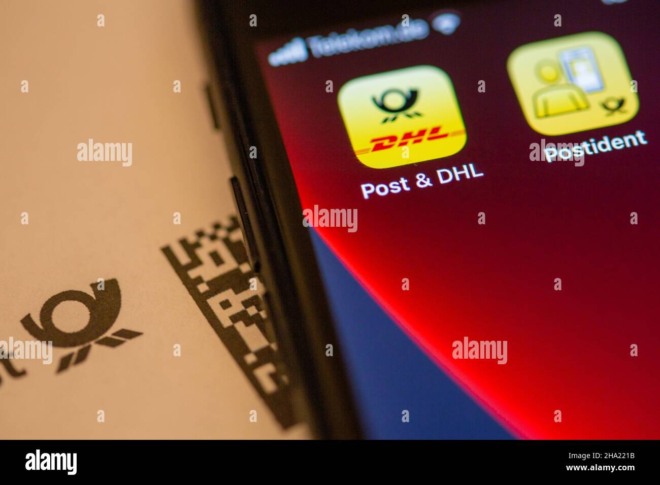 Berlin, Allemagne.05th décembre 2021.Le logo de l'application Post & DHL est visible sur l'écran d'un smartphone.Un an après le lancement du produit, Deutsche Post a vendu environ huit millions de « timbres mobiles », qui sont des codes écrits à la main sur l'enveloppe.(À dpa 'Post a vendu huit millions de timbres mobiles') Credit: Fernando Gutierrez-Juarez/dpa-Zentralbild/dpa/Alay Live News Banque D'Images