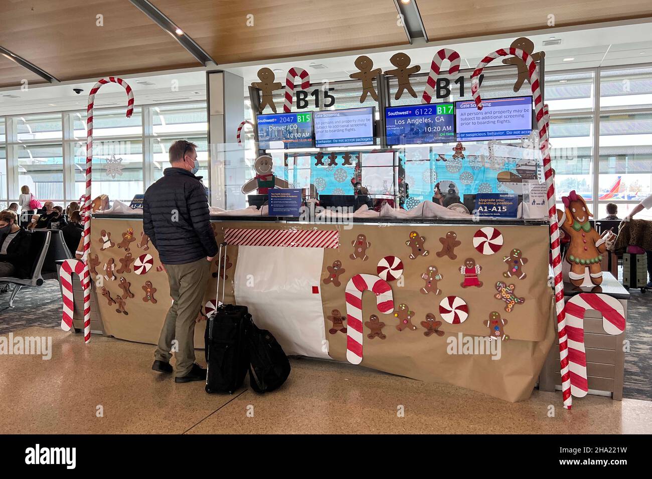 Les décorations de Noël sont vues à un guichet de Southwest Airlines à l'aéroport international de Sacramento, le jeudi 9 décembre 2021, à Sacr Banque D'Images