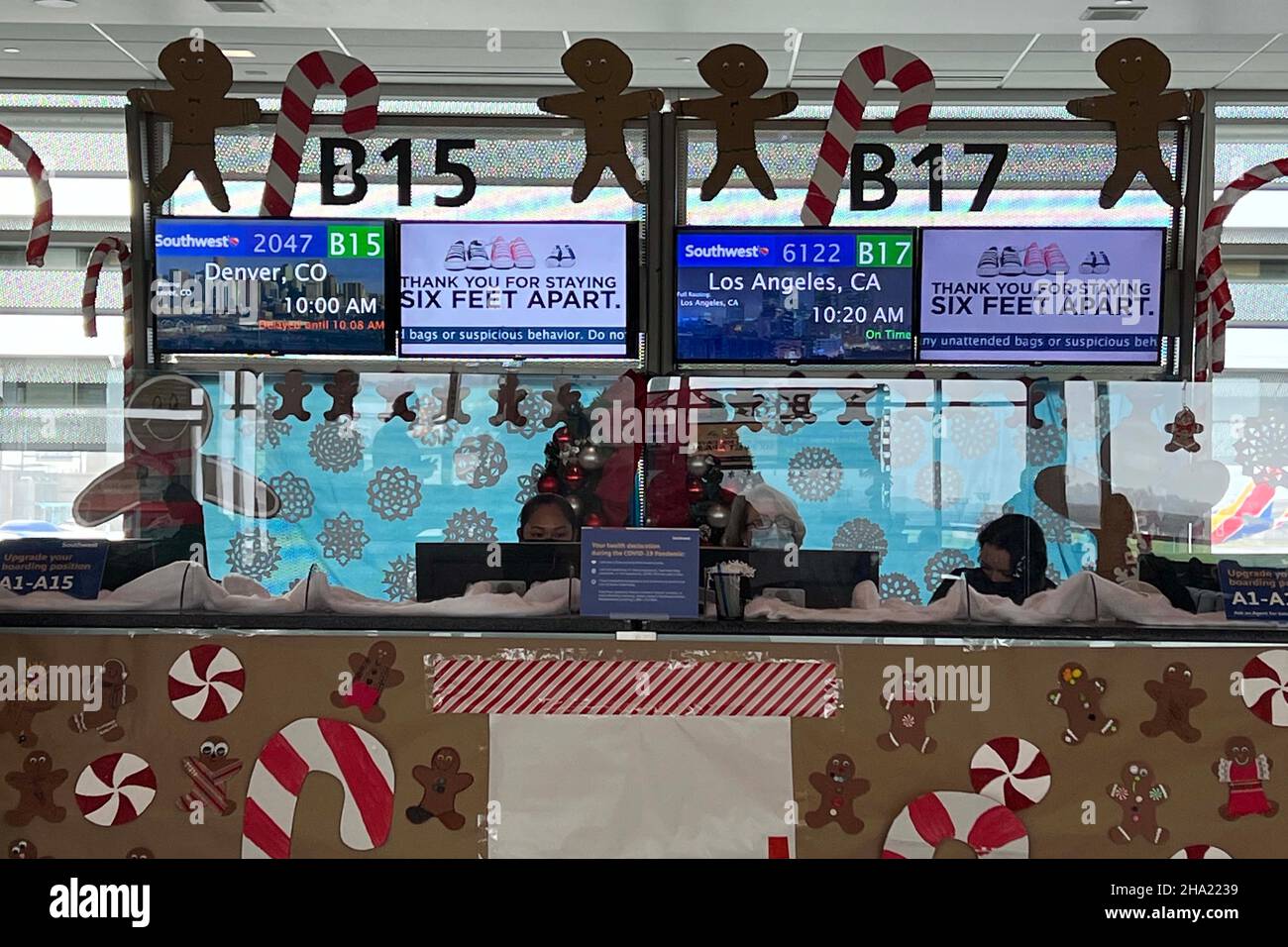 Les décorations de Noël sont vues à un guichet de Southwest Airlines à l'aéroport international de Sacramento, le jeudi 9 décembre 2021, à Sacr Banque D'Images