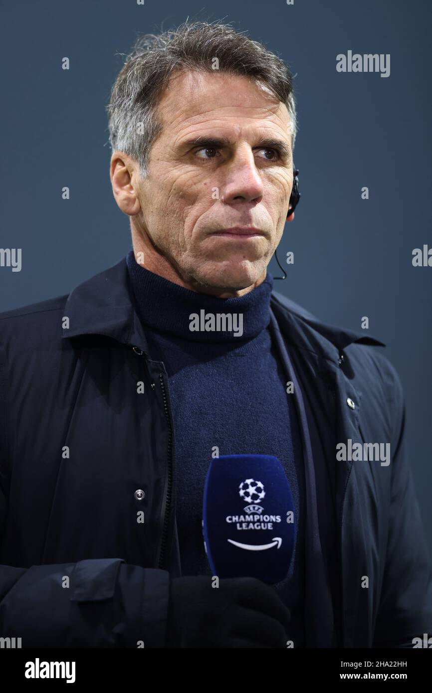 Bergame, Italie.9th décembre 2021.Gianfranco Zola, ancien footballeur de Cagliari, Chelsea et Italie, s'intéresse à lui lorsqu'il commente l'Amazon Prime lors du match de la Ligue des champions de l'UEFA au stade Bergame, à Bergame.Crédit photo à lire: Jonathan Moscrop/Sportimage crédit: Sportimage/Alay Live News Banque D'Images