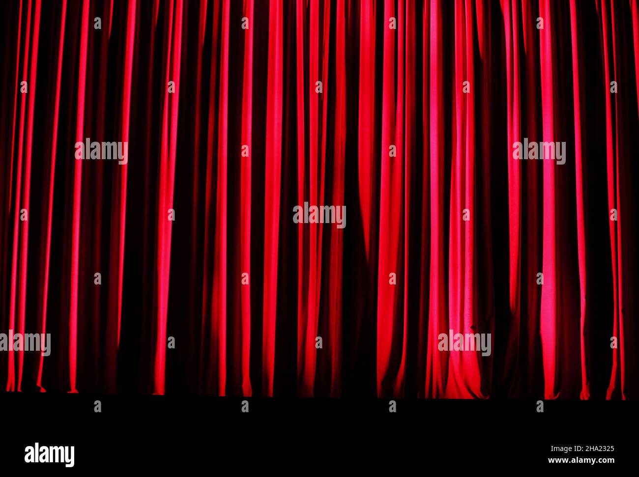 New York, États-Unis.09th décembre 2021.Un rideau rouge couvre la scène avant que des artistes et des acrobates du Cirque du Soleil ne se produisent dans la répétition finale de « Twas the Night Before Christmas » par le Cirque du Soleil au théâtre Hulu à Madison Square Garden le jeudi 9 décembre 2021 à New York.Photo de John Angelillo/UPI crédit: UPI/Alay Live News Banque D'Images