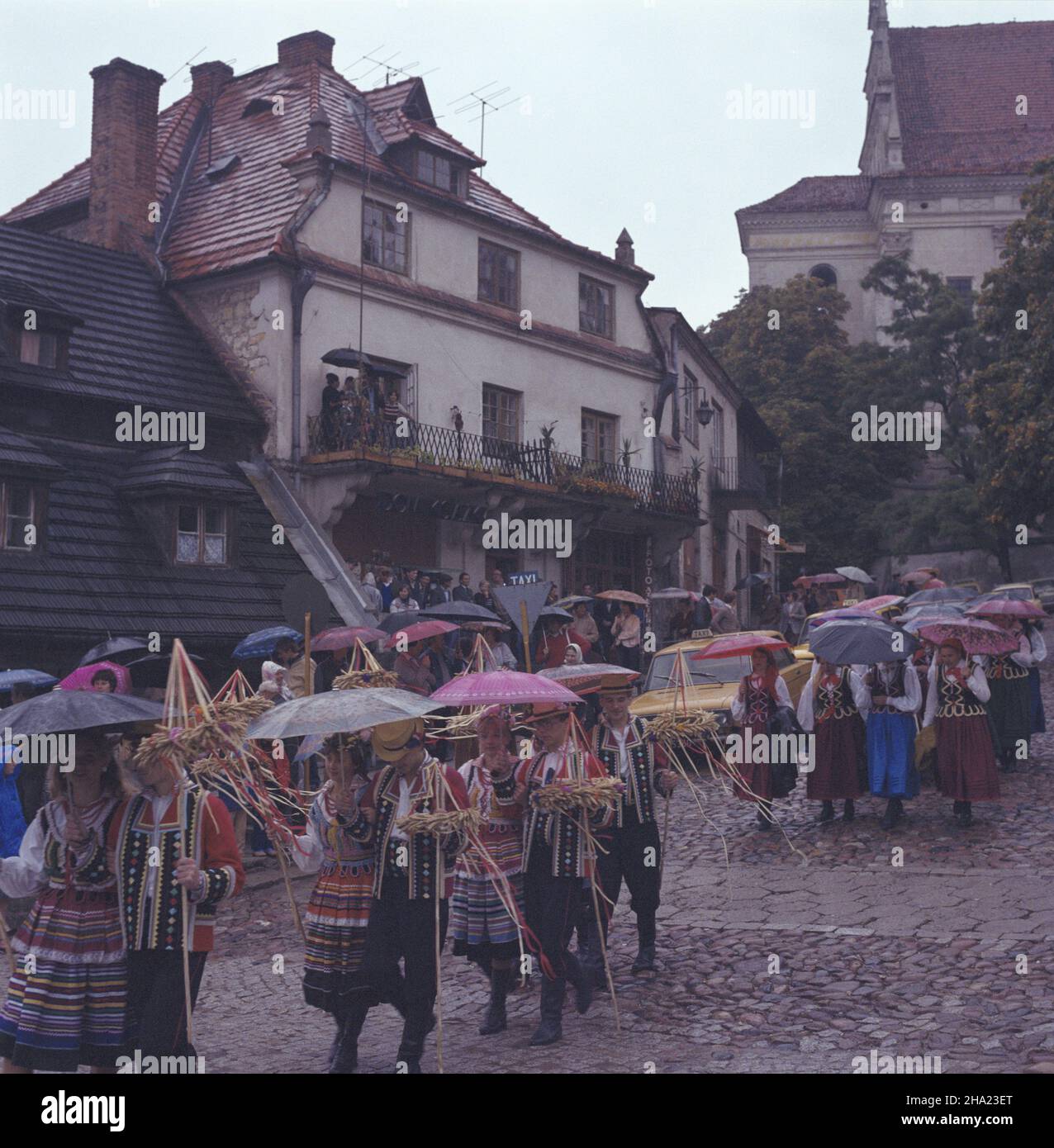 Kazimierz Dolny 09,1983.Do¿ynki, Œwiêto Plonów - ludowe œwiêto, obchodzone po zakoñczeniu ¿niw i zbioru plonów.Tradycyjnym do¿ynkowym obrzêdom towarzysz¹ wystawy rolnicze, festyny i wystêpy ludowych zespo³ów artystycznych. wb PAP/Jan Morek Dok³adny dzieñ wydarzenia nieustalony.Kazimierz Dolny, septembre 1983.Fête de la récolte célébrée après la récolte de toutes les cultures.Les cérémonies traditionnelles sont accompagnées d'expositions agricoles, de foires, de spectacles de groupes folkloriques. wb PAP/Jan Morek jour de l'événement inconnu Banque D'Images