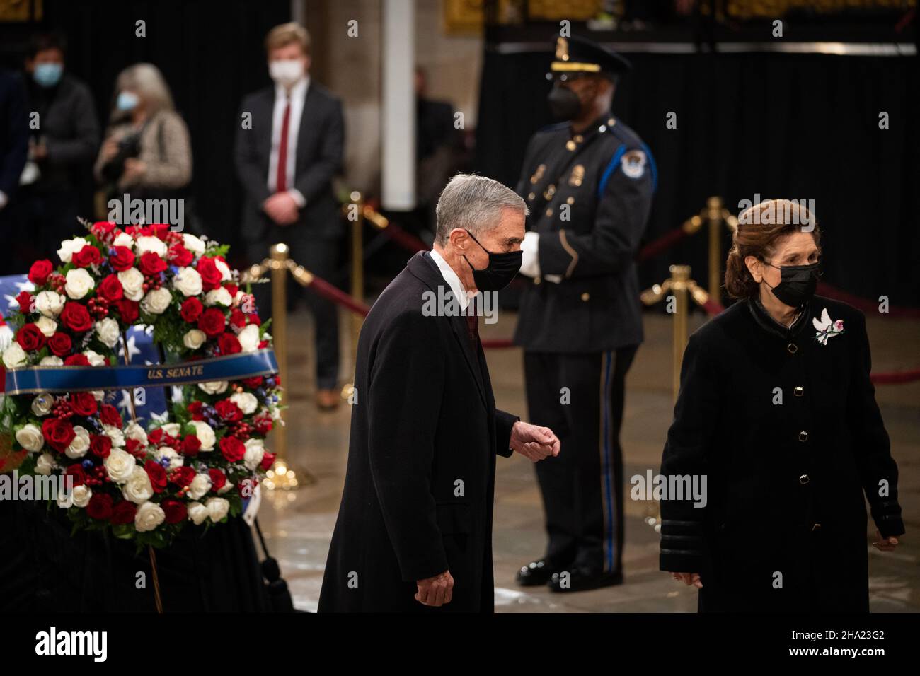 Washington, États-Unis.09th décembre 2021.Ancien gouverneur de Virginie Chuck Robb, à gauche,Et l'épouse Lynda Bird Johnson Robb, la fille aînée du président américain Lyndon B. Johnson de 36th, rend hommage à l'ancien sénateur Robert J. Dole (R-KS) alors qu'il est dans l'État à la Rotunda du Capitole des États-Unis à Washington, DC, le jeudi 9 décembre 2021.(Photo par Sarahbeth Maney/Pool/Sipa USA) crédit: SIPA USA/Alay Live News Banque D'Images