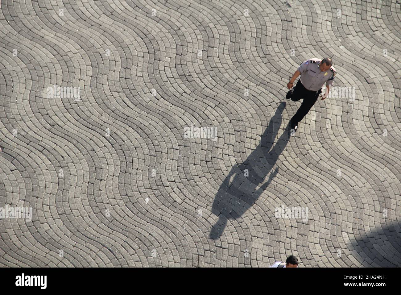SURABAYA - INDONÉSIE : octobre 27.les gens marchent sur la chaussée piétonne en béton (grand angle de vue aérienne de dessus).Idéal pour les rues. Banque D'Images