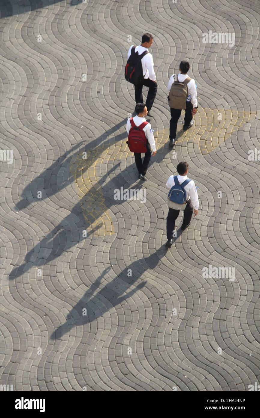 SURABAYA - INDONÉSIE : octobre 27.les gens marchent sur la chaussée piétonne en béton (grand angle de vue aérienne de dessus).Idéal pour les rues. Banque D'Images