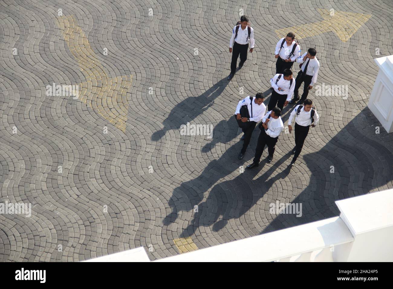 SURABAYA - INDONÉSIE : octobre 27.les gens marchent sur la chaussée piétonne en béton (grand angle de vue aérienne de dessus).Idéal pour les rues. Banque D'Images