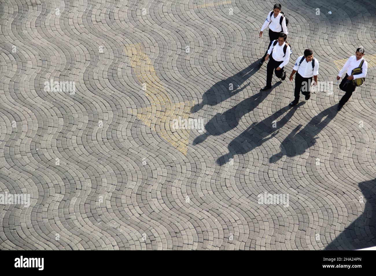SURABAYA - INDONÉSIE : octobre 27.les gens marchent sur la chaussée piétonne en béton (grand angle de vue aérienne de dessus).Idéal pour les rues. Banque D'Images