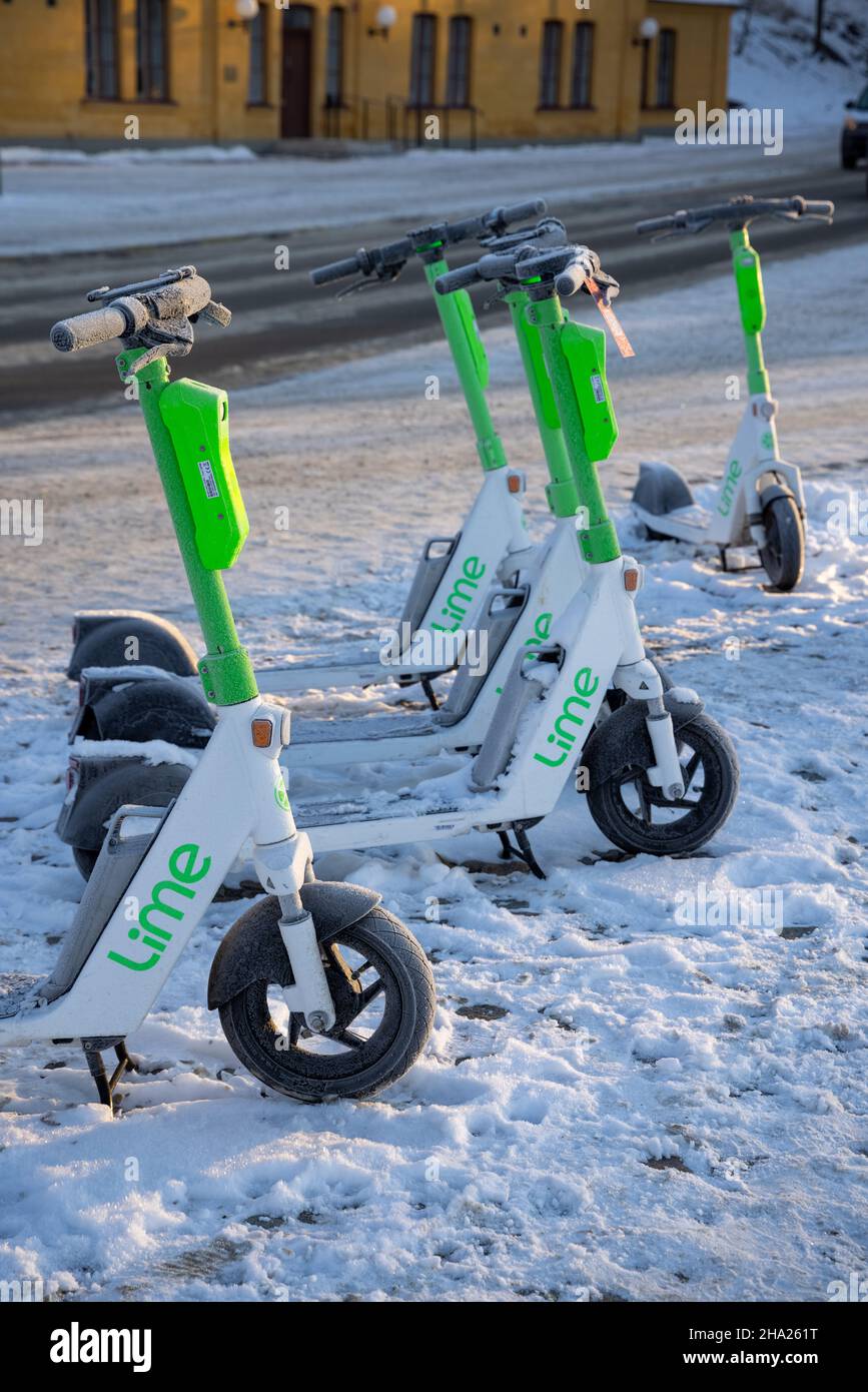 Scooters électriques sur la neige.Transport écologique et transports en commun en hiver.Sur lime plus Uber.Stockholm, Suède Banque D'Images