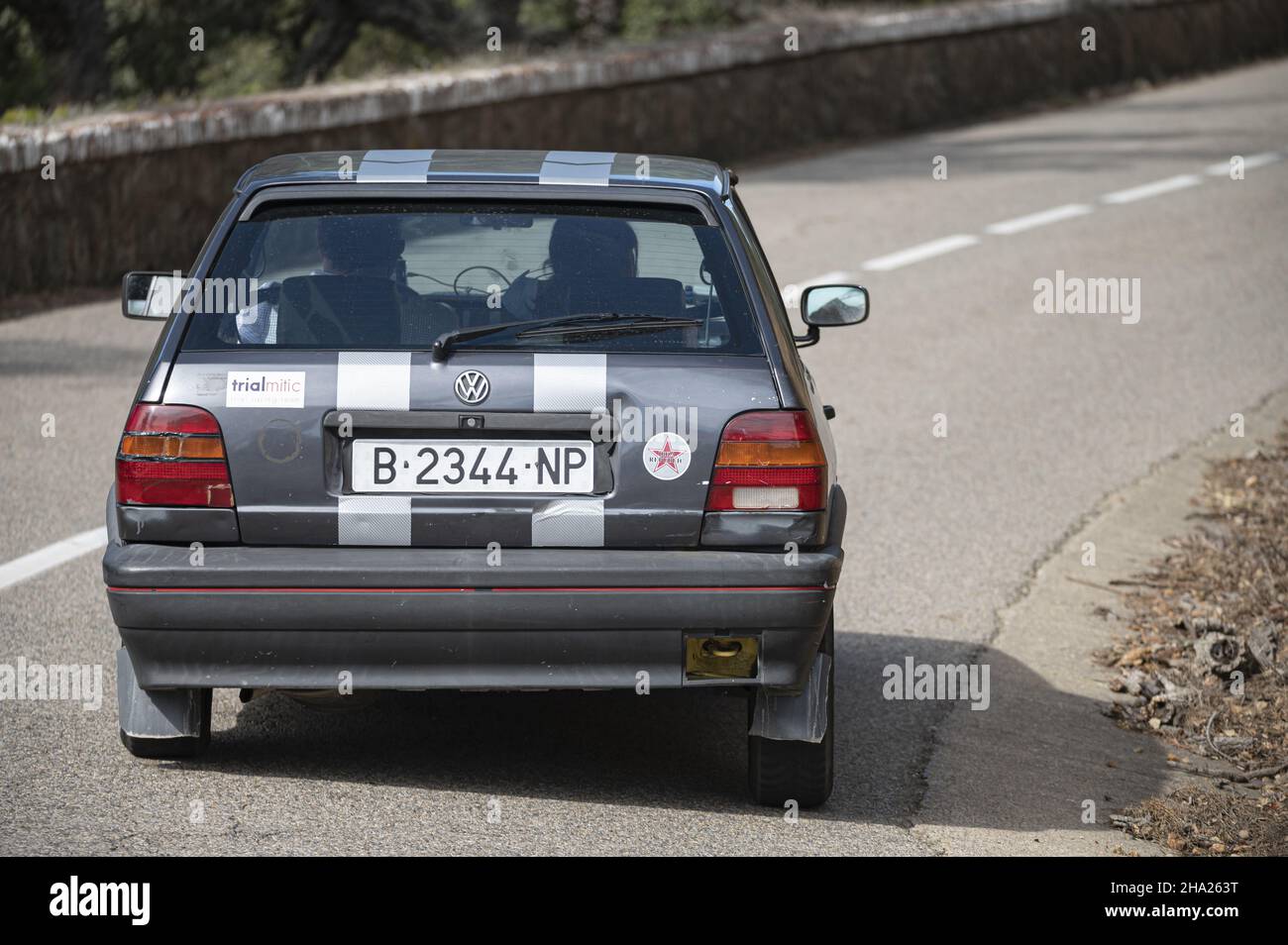BARCELONE, ESPAGNE - 11 novembre 2021 : un homme conduisant Volkswagen Polo coupe 1,3 Rallye sur une autoroute en Catalogne, Espagne Banque D'Images