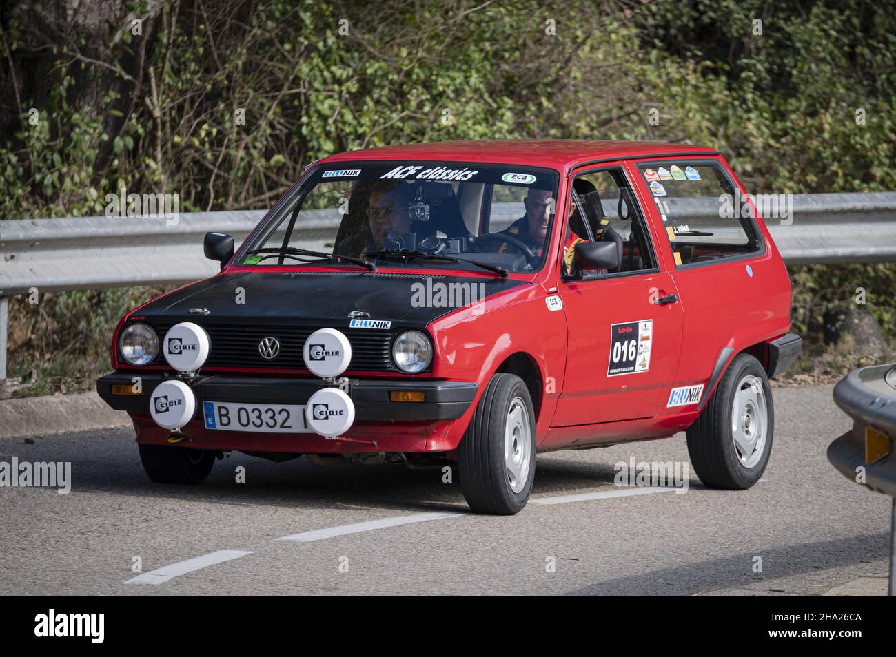 BARCELONE, ESPAGNE - 11 novembre 2021: Un homme conduisant Volkswagen Polo Mk2 Rallye sur une autoroute en Catalogne, Espagne Banque D'Images