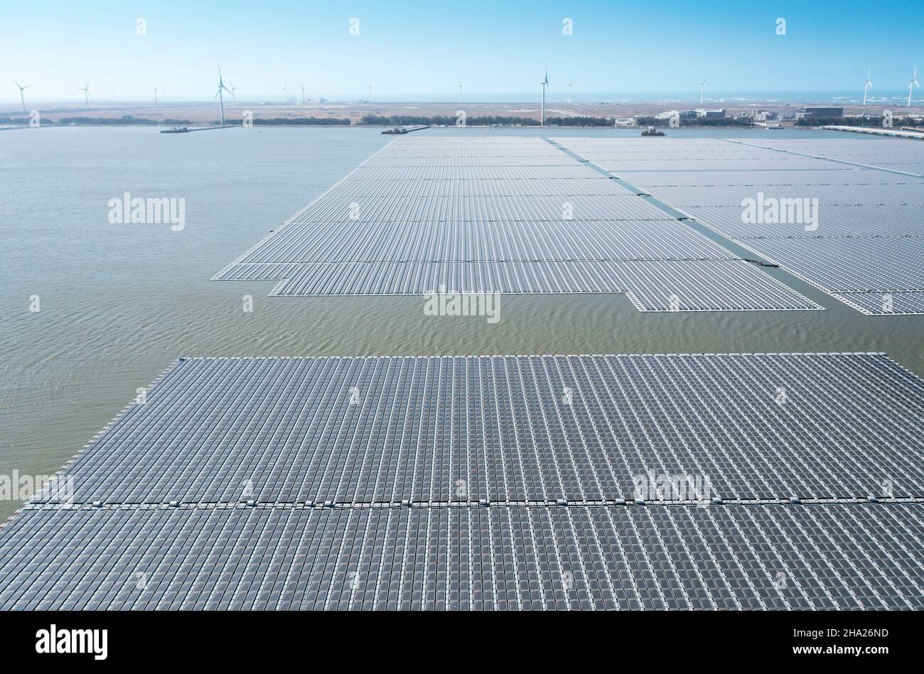 Vue aérienne de la centrale solaire flottante et de la ferme éolienne Banque D'Images
