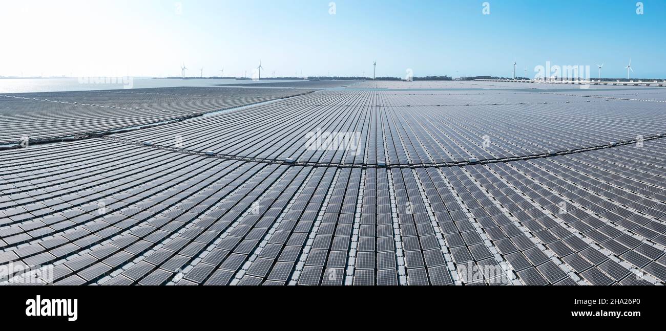 Vue aérienne de la centrale solaire flottante et de la ferme éolienne Banque D'Images