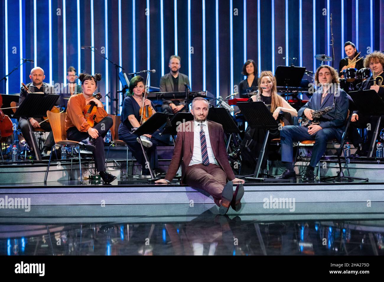 Cologne, Allemagne.02nd décembre 2021.Jan Böhmermann, présentateur, est assis devant son orchestre, le Rundfunk Tanzorchester Ehrenfeld, après son spectacle nocturne 'ZDF Magazin Royal'.Jan Böhmermann se décrit comme un gamin de théâtre - maintenant toute la république devrait pouvoir le voir sur scène.Le satiriste quitte son studio de télévision et fait une tournée musicale.(À l'interview de dpa 'Böhmermann va en tournée: 'Le plafond du studio tombe sur nos têtes') Credit: Rolf Vennenbernd/dpa/Alay Live News Banque D'Images