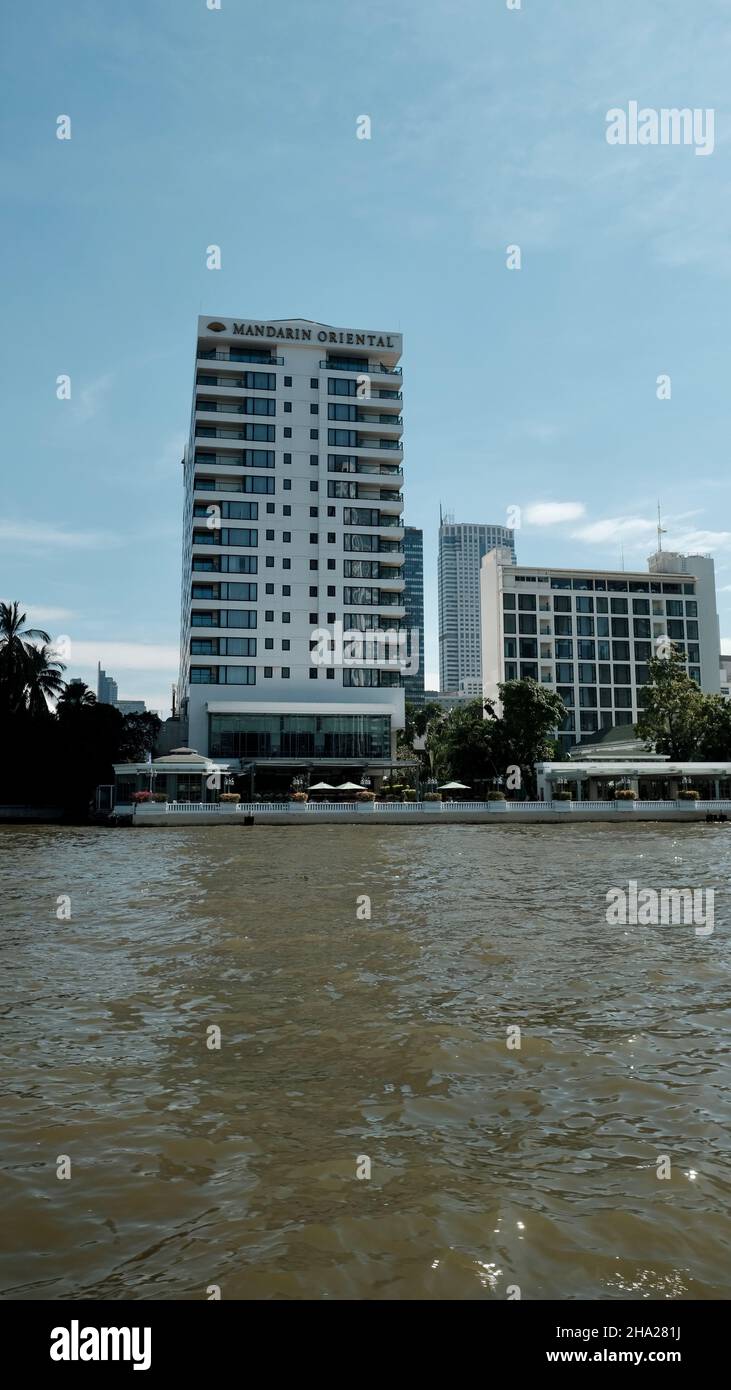 Hôtel Mandarin Oriental, Bangkok 48 Oriental Avenue, Bang Rak, Bangkok, Thaïlande avec lebua à la State Tower en arrière-plan Banque D'Images