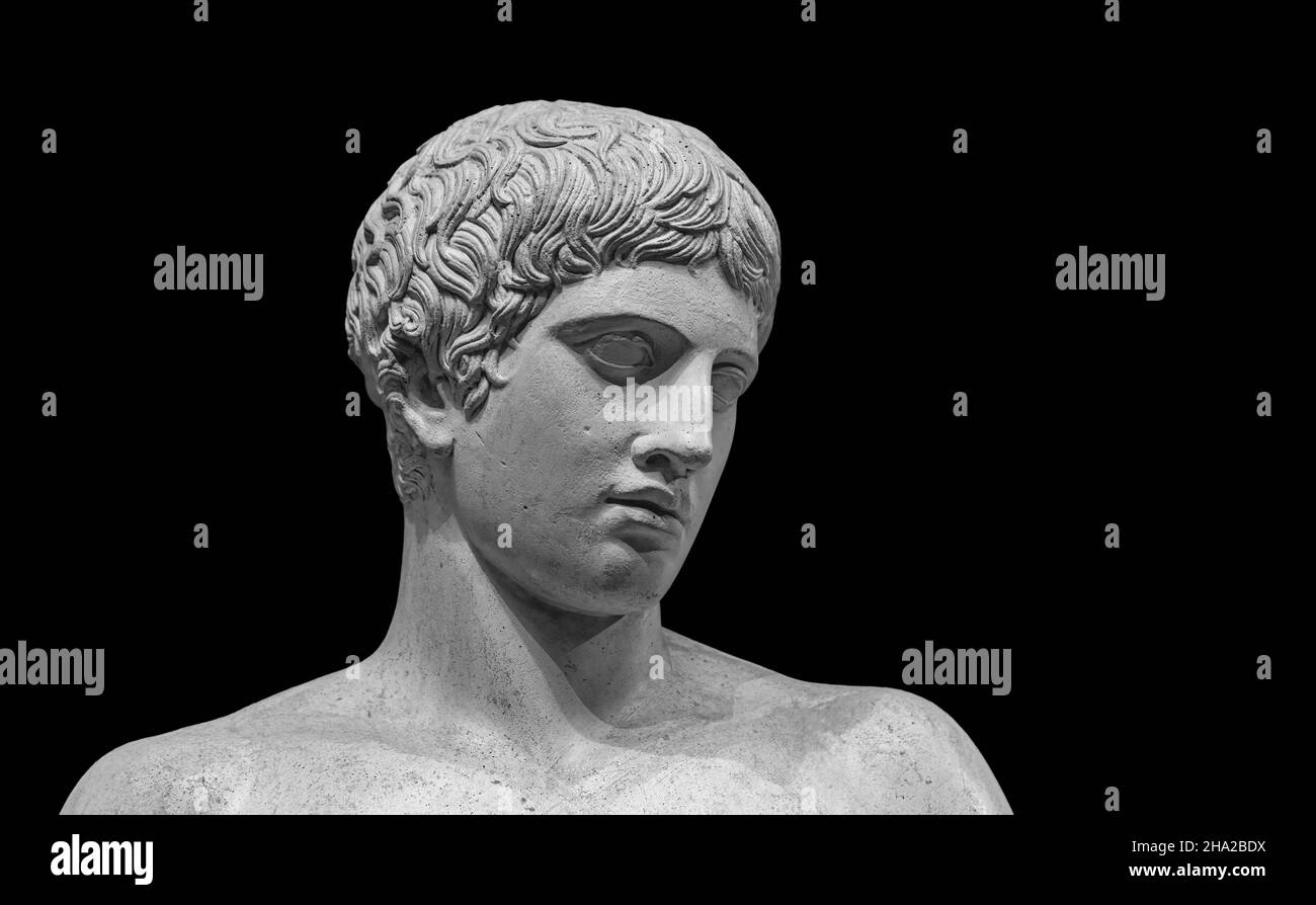 La statue de Doryphoros.Copie en marbre romain de l'ancienne statue classique grecque contraposto isolée sur fond noir. Banque D'Images