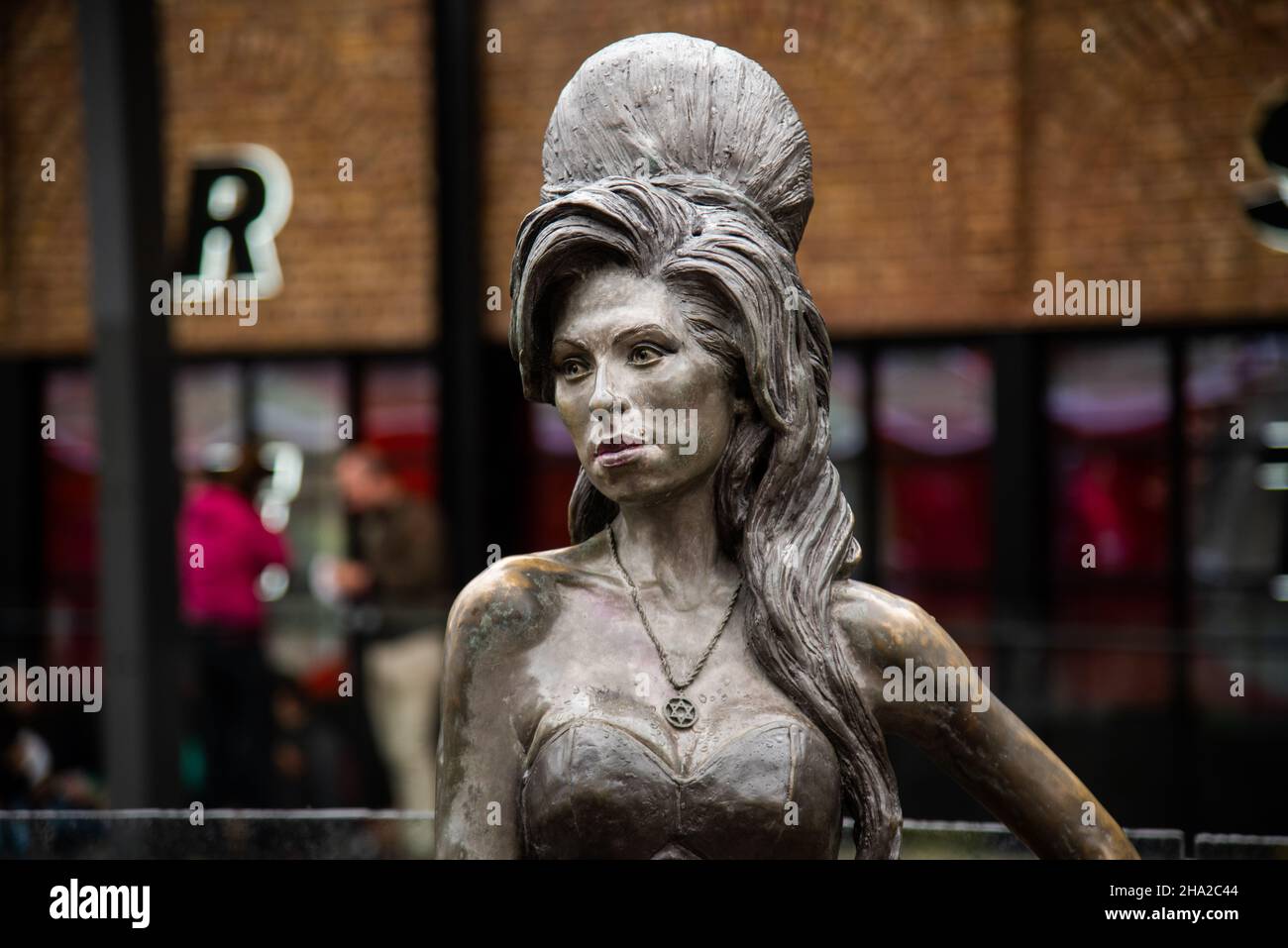 Une statue en bronze de la chanteuse britannique Amy Winehouse est située dans le marché des stables à Camden Town, dans le nord de Londres.Sculpté par Scott Eaton, Banque D'Images